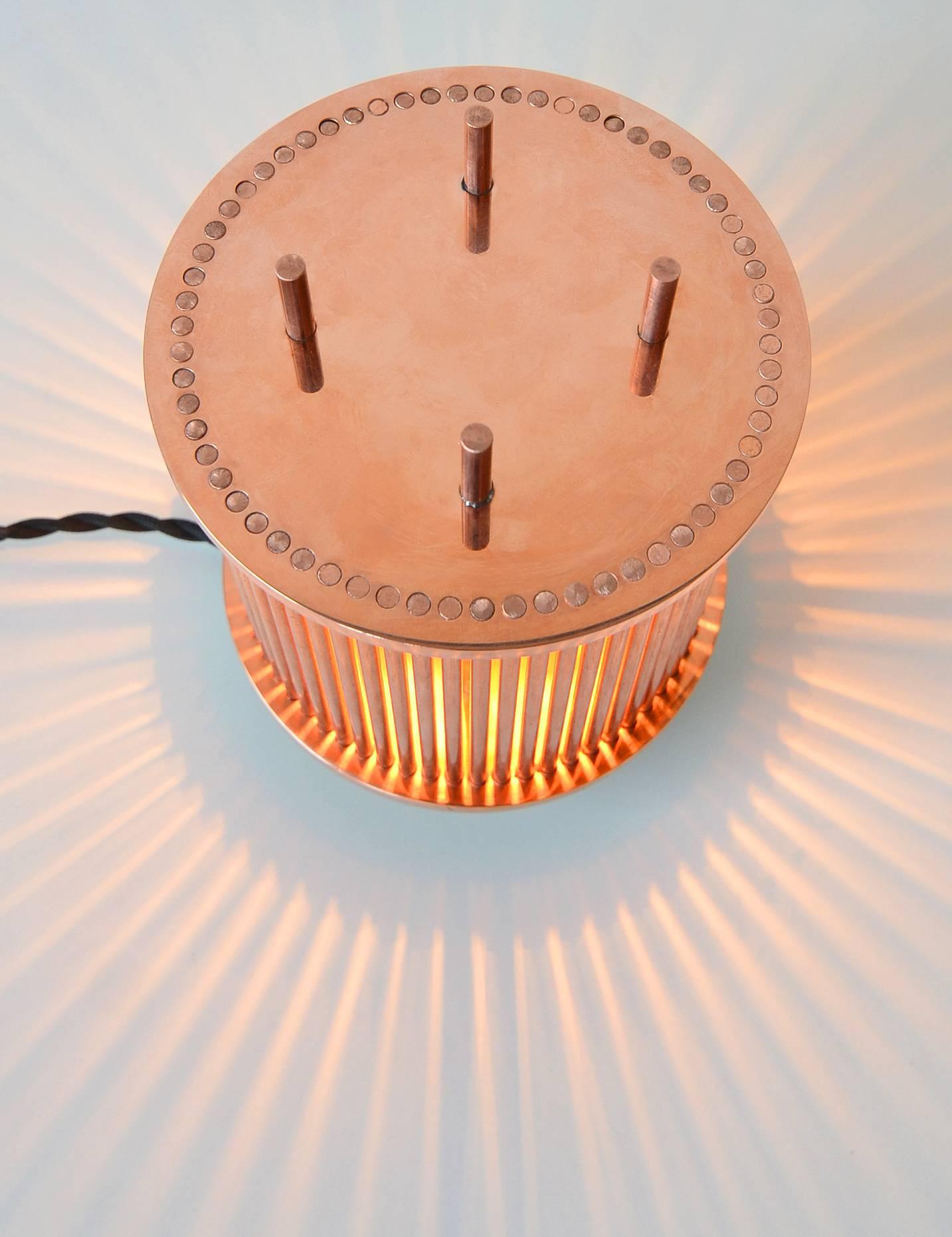 Moderne Lampe de table en cuivre massif en vente