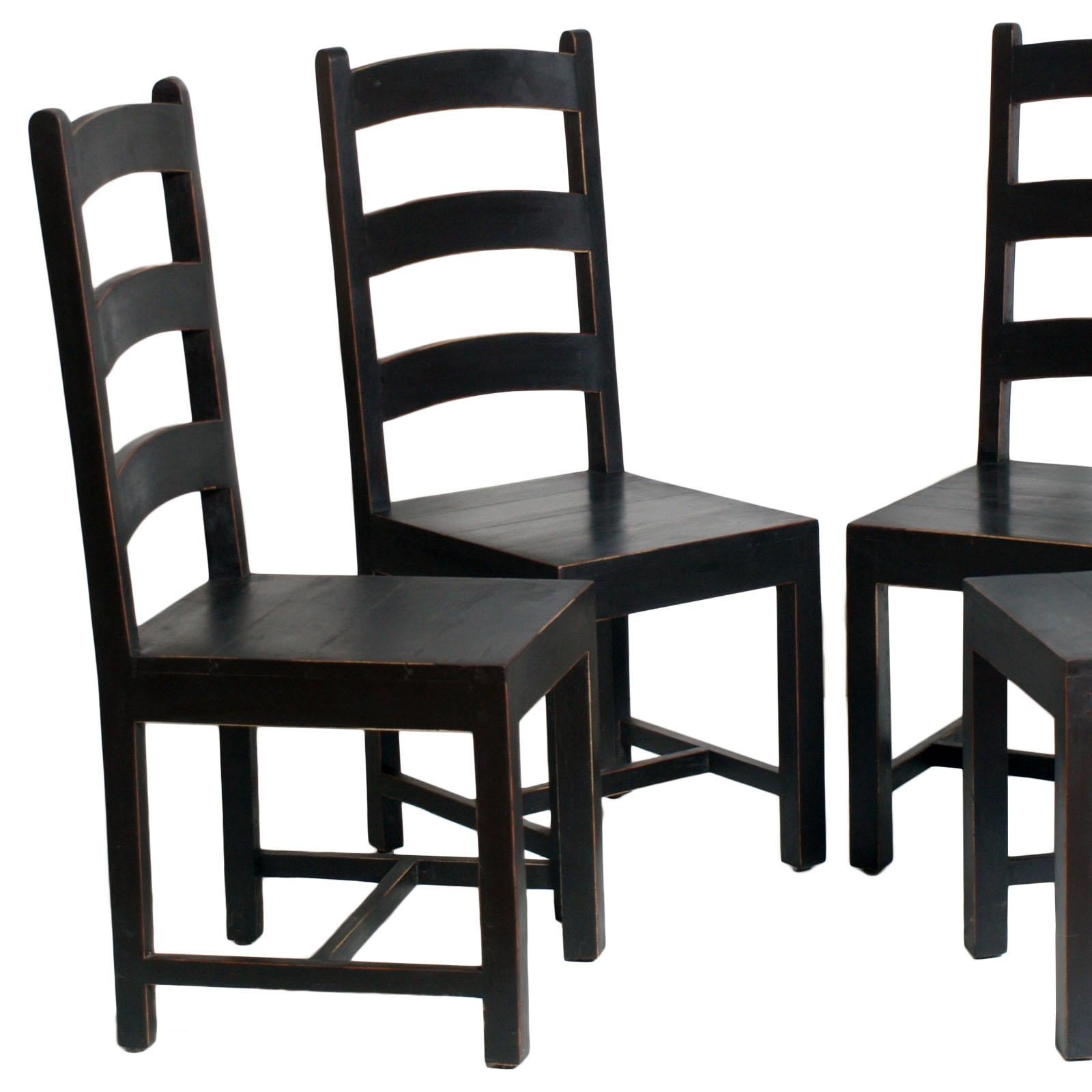Quatre chaises Art Déco en chêne ébonisé, restaurées et cirées en excellent état.
Mesures cm : H 45/105, L 45, P 47.


 