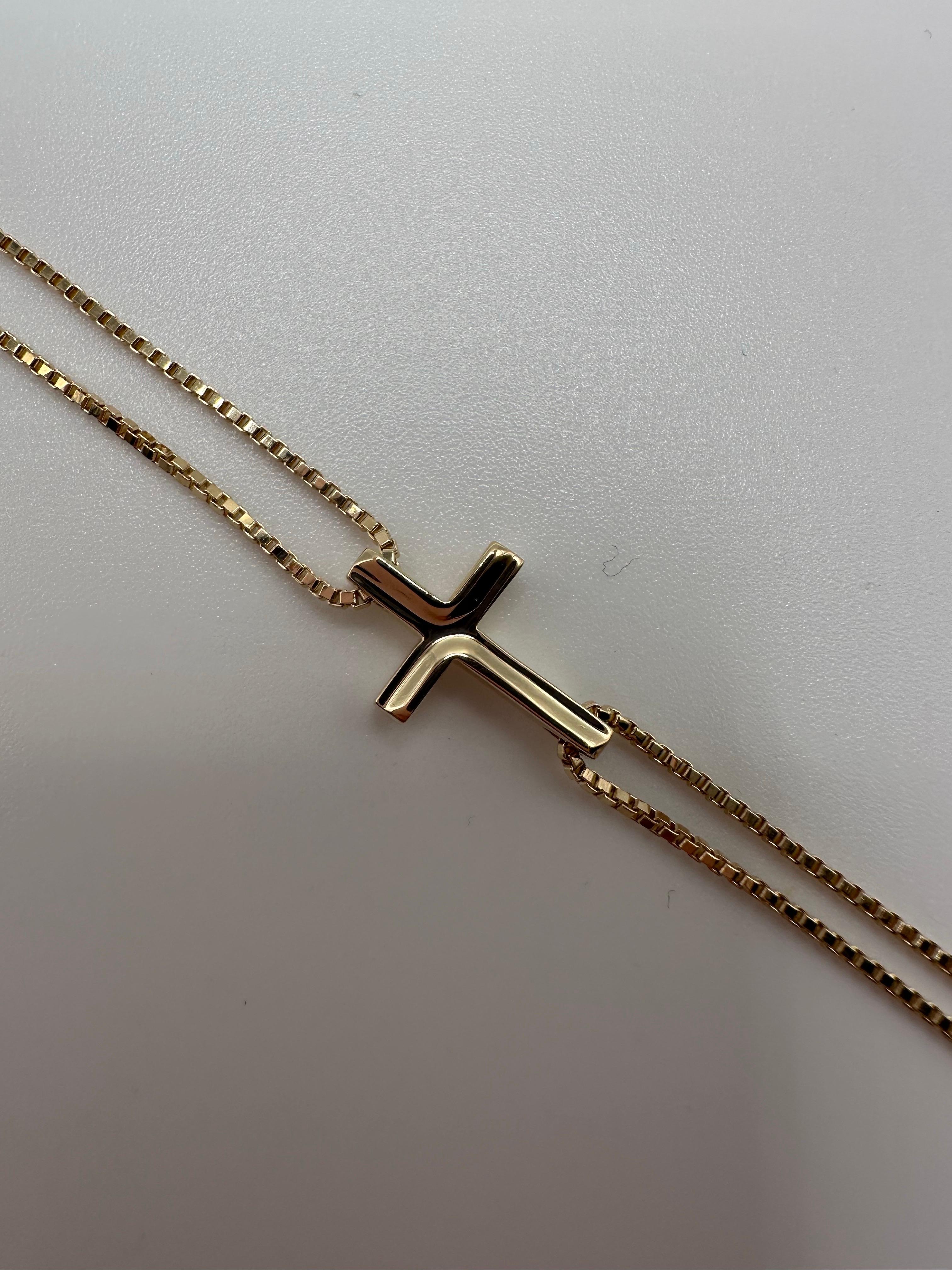 Bracelet moderne en or 18 carats avec croix massive en vente 1