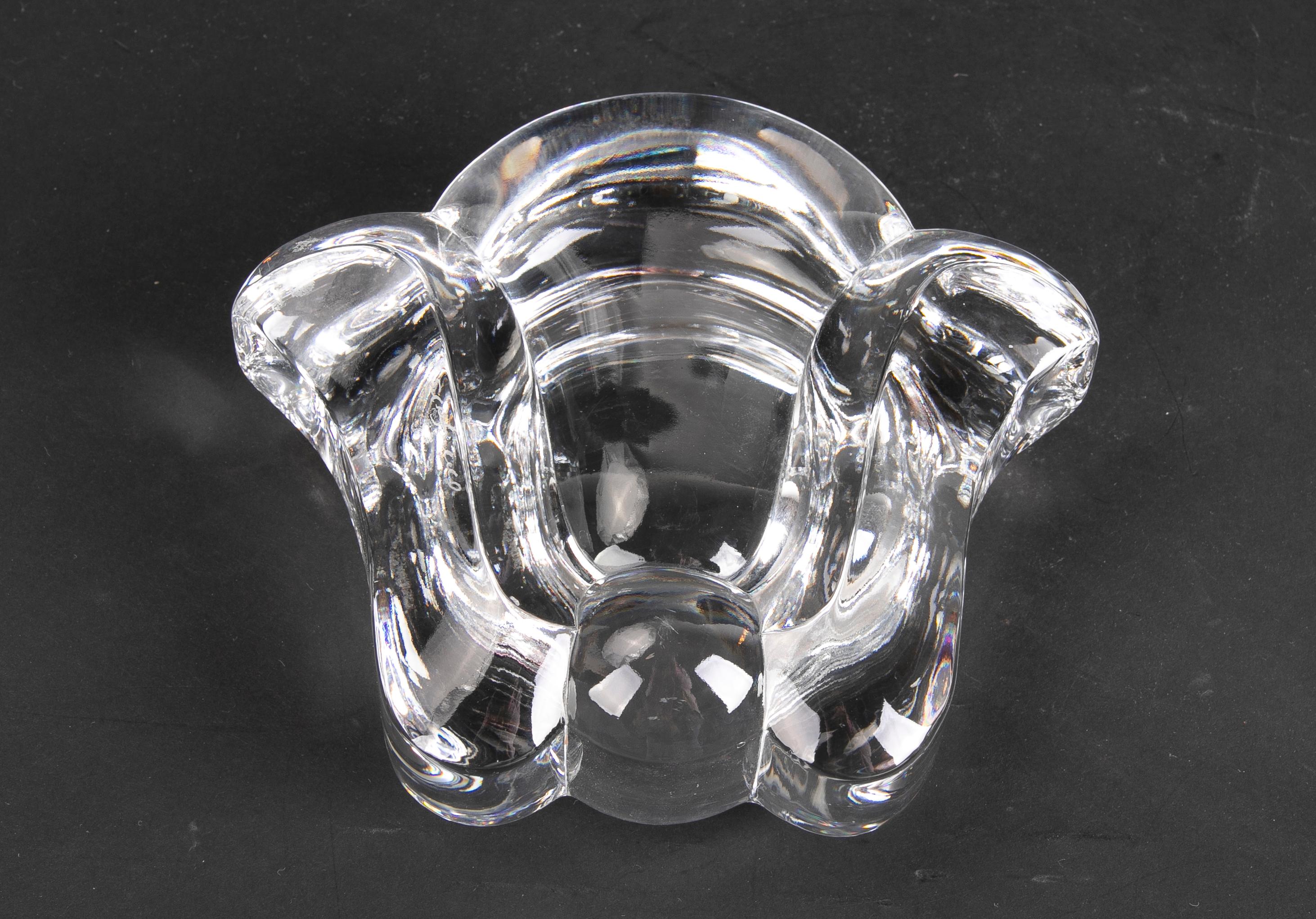 Solid Crystal Ashtray in the Shape of a Flower For Sale 3