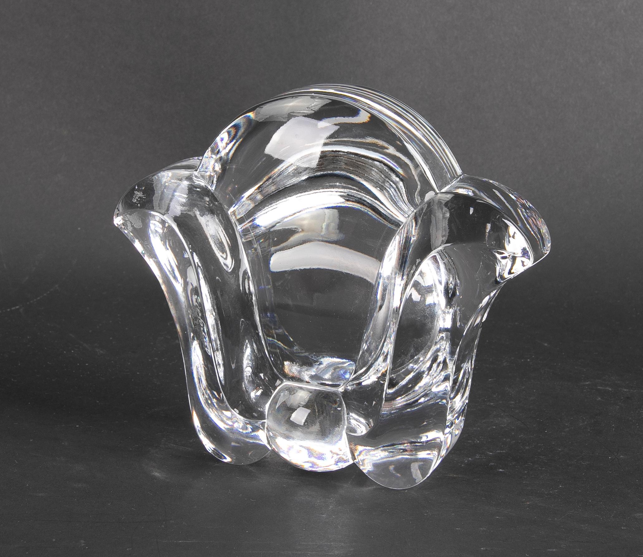 20ième siècle Cendrier en cristal massif en forme de fleur en vente
