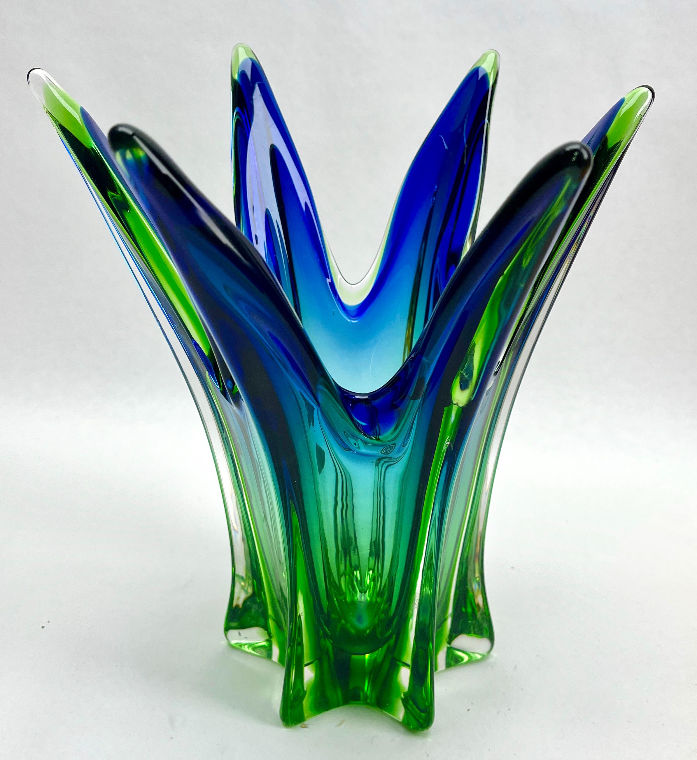 Solid Crystal Biomorphic Vase with Waves of Bright Green and Sommerso Bohemian In Good Condition In Verviers, BE