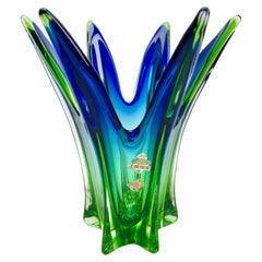 Biomorphe Vase aus massivem Kristall mit Wellen von leuchtendem Grün und Sommerso Bohemian