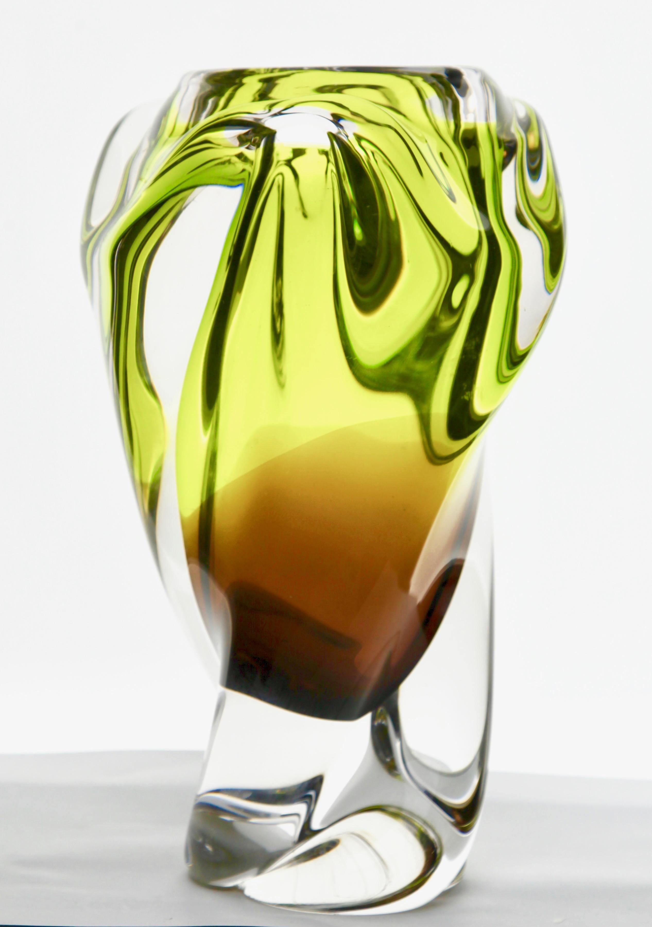 Mid-Century Modern Solid Crystal Biomorphic Vase with Waves of Bright Green and Sommerso For Sale