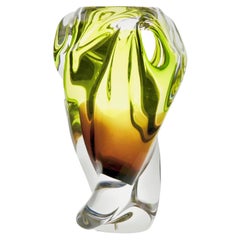 Biomorphe Vase aus massivem Kristall mit leuchtend grünen Wellen und Sommerso