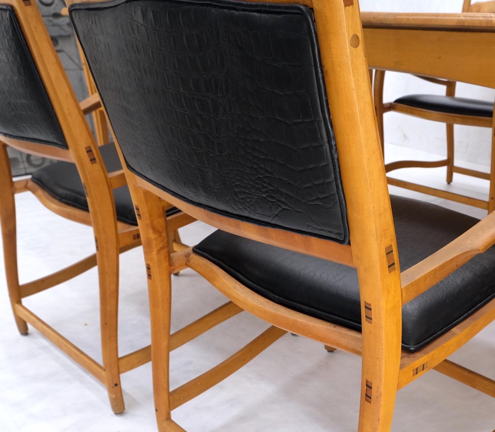 Massive curly oder Vogelaugenahorn Tisch 6 Stühle Bank handgefertigt gemeinsam Studio Esstisch-Set mint! 
Sehr komfortable Sitze!
Vom Künstler signiert und datiert 1981.
Großartige Ergänzung oder Dekor Spiel zu Nakashima Liebhaber
