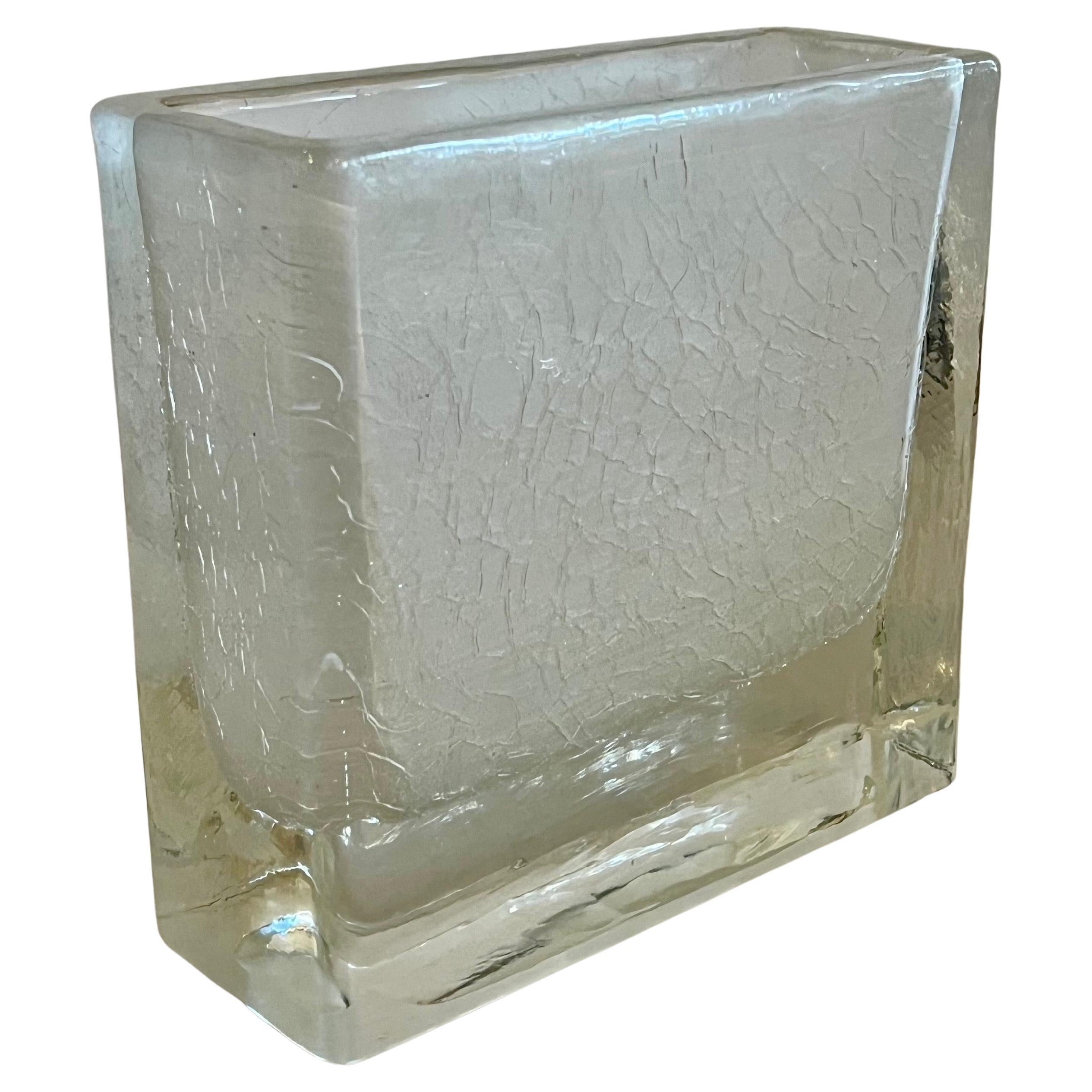 Vase moderne danois en verre soufflé avec intérieur dépoli craquelé en vente