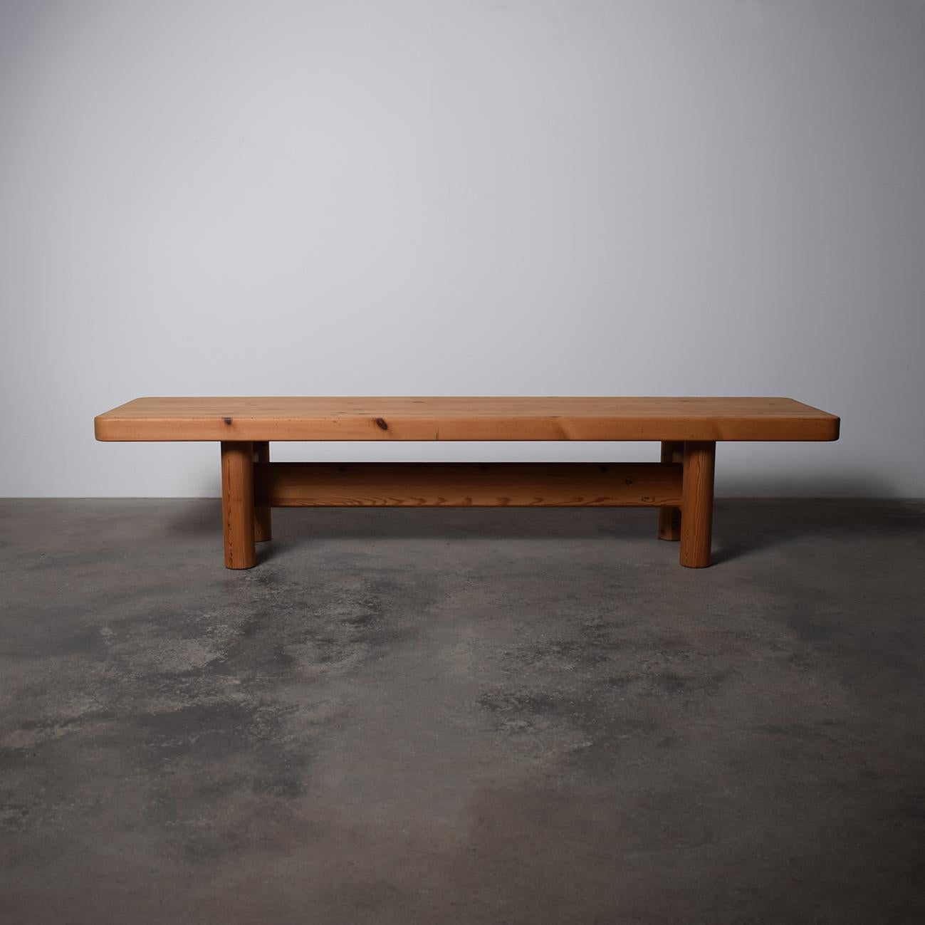 Banc en pin massif conçu par les architectes danois knud friis et elmar moltke nielsen dans les années 1970 pour leur propre studio friis & moltke denmark. Leur studio d'architecture a été fondé en 1954 et a participé à l'introduction du brutalisme