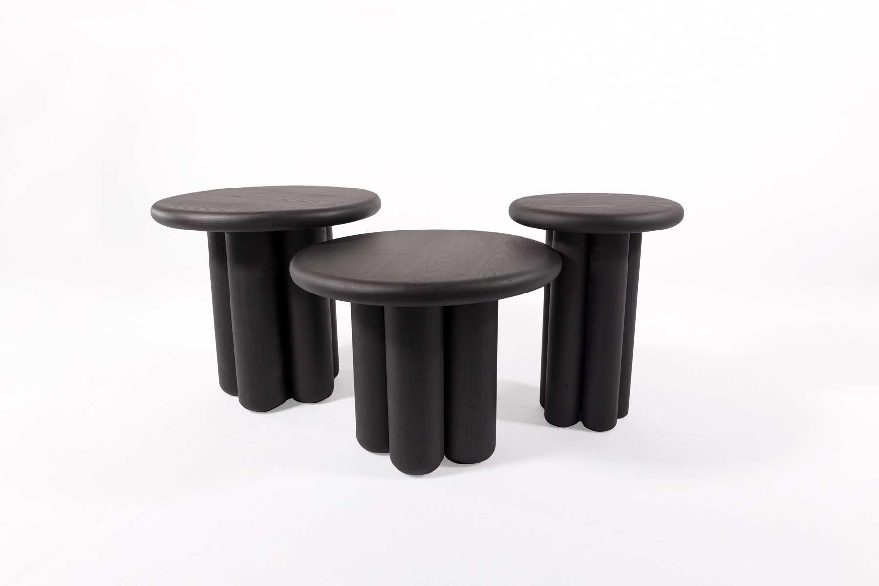 Une collection de tables conçues pour fonctionner indépendamment ou comme un groupe de pièces imbriquées. Chaque table est composée de cinq pieds arrondis et d'un plateau arrondi. Des couleurs, tailles et hauteurs personnalisées sont disponibles sur