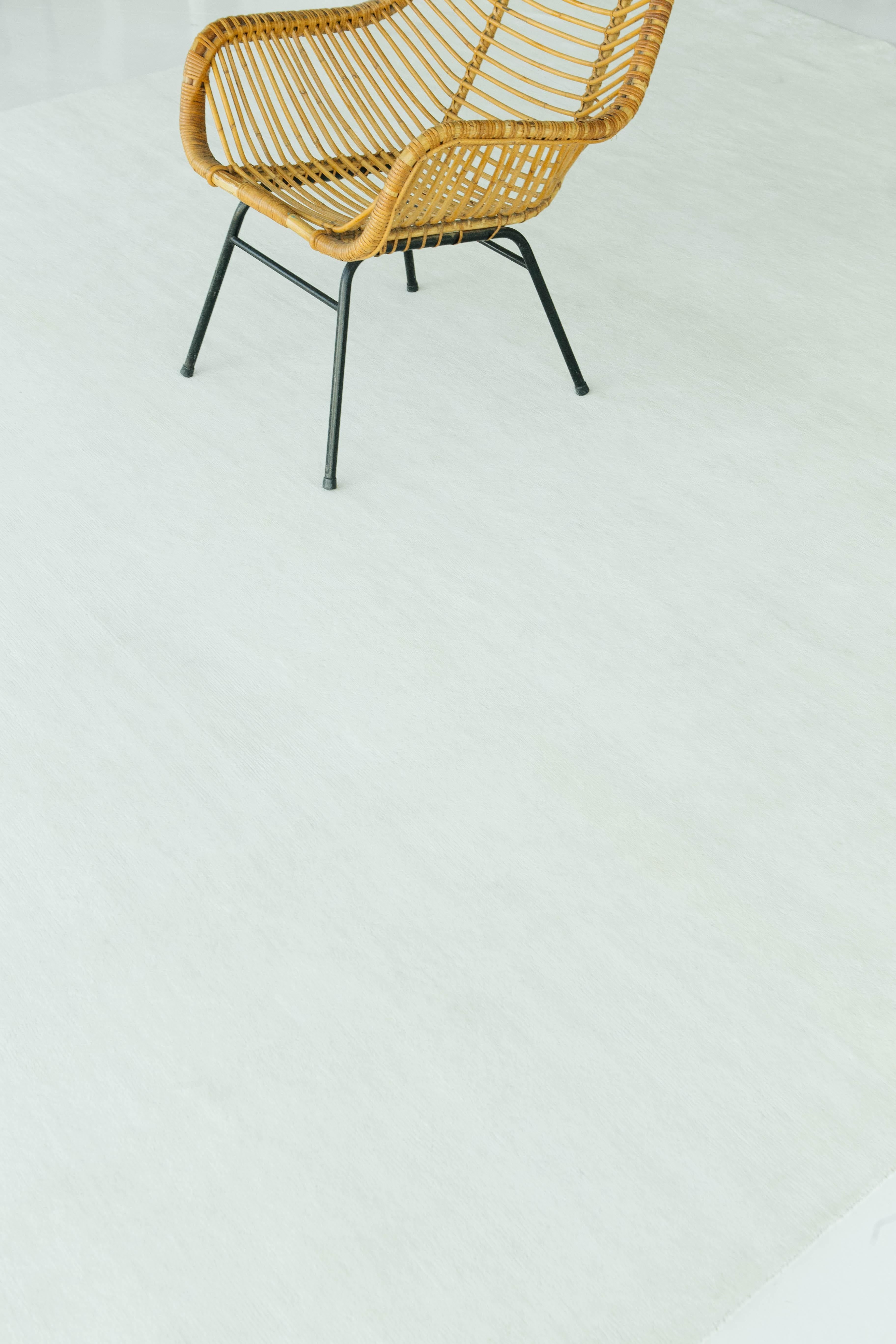 XXI secolo e contemporaneo Tappeto in seta di bambù dal design solido Dara di Mehraban Rugs in vendita