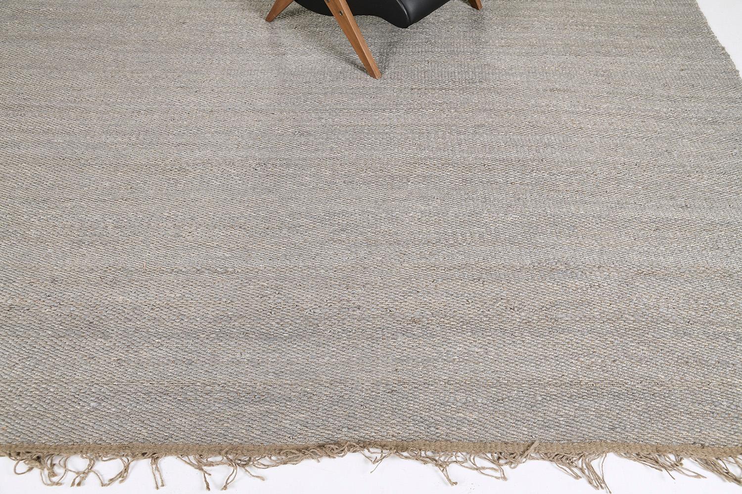 Il design solido a trama piatta è caratterizzato da tratti orizzontali della tonalità grigio-bluastra della canapa. Incorporato con bellissime nappe che si abbinano alla semplicità e alla raffinatezza di un capolavoro. Questa decorazione aggiungerà