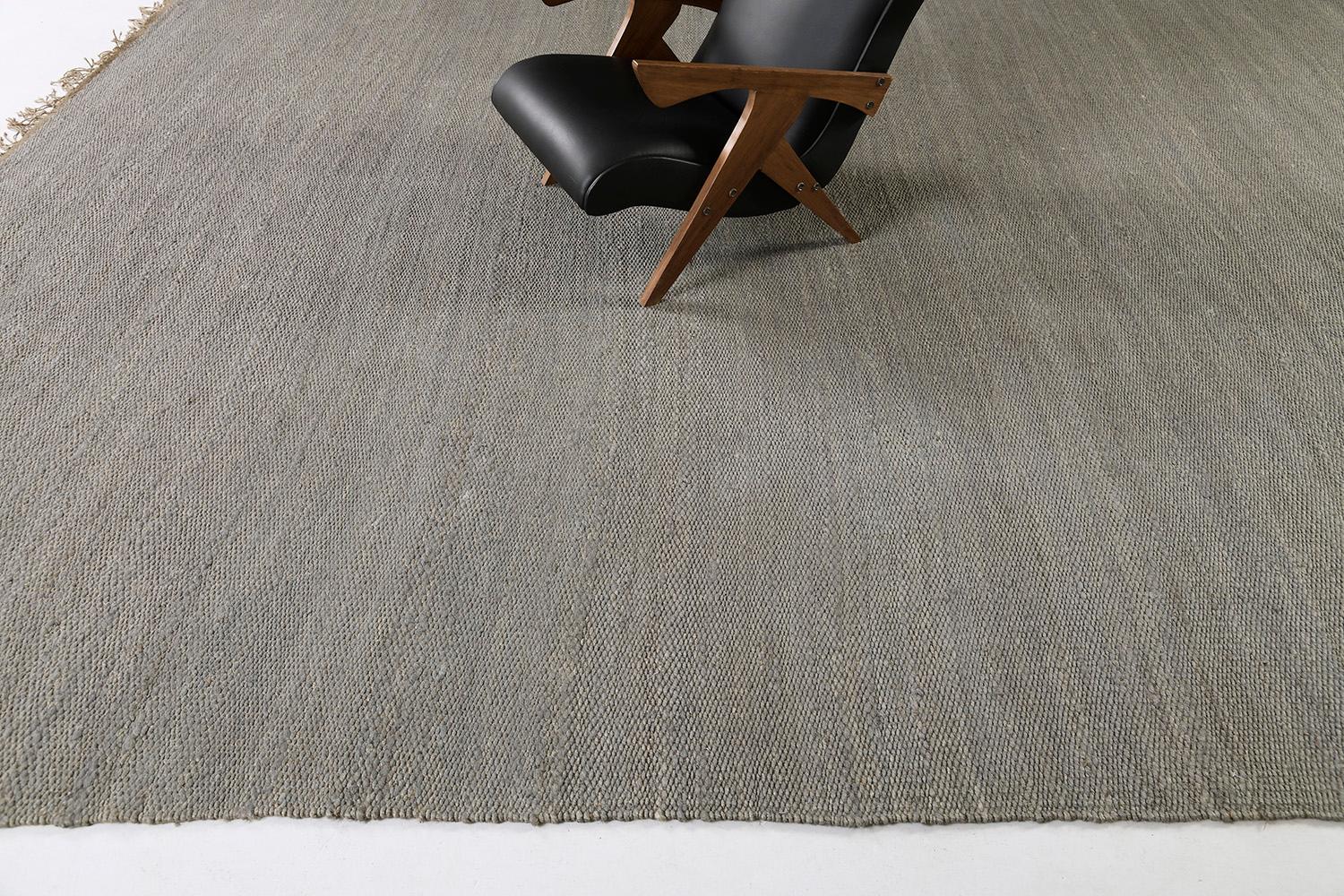 Il design solido a trama piatta è caratterizzato da tratti orizzontali della tonalità grigio-bluastra della canapa. Incorporato con bellissime nappe che si abbinano alla semplicità e alla raffinatezza di un capolavoro. Questa decorazione aggiungerà