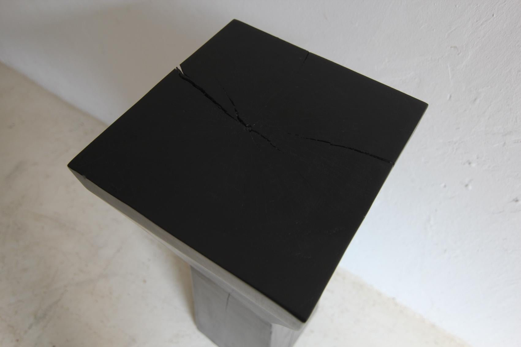 Piedistallo in legno massiccio ebanizzato in vendita 5