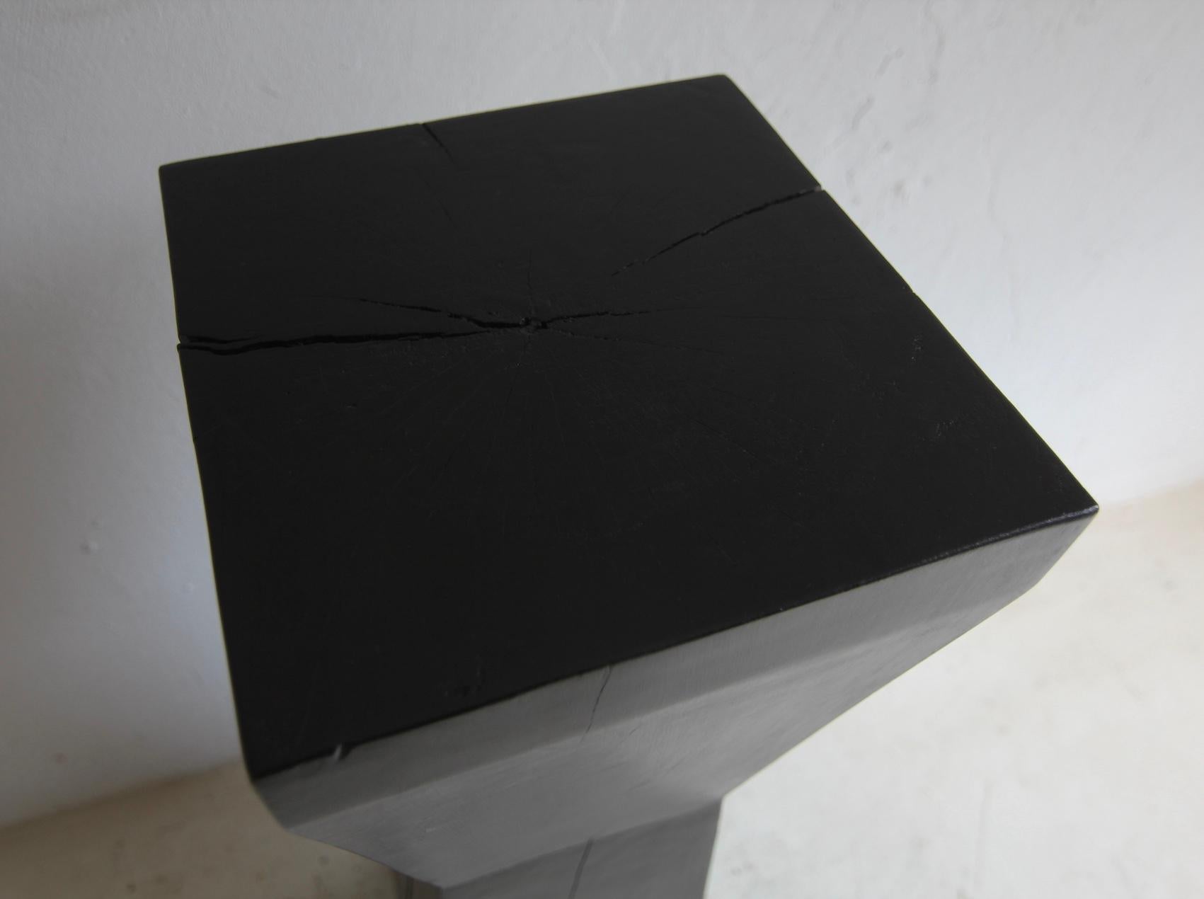 Piedistallo in legno massiccio ebanizzato in vendita 8