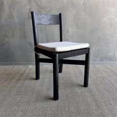 Esszimmerstuhl aus massivem, ebonisierter weißer Eiche mit geflochtenem Sitz und Leinenkissen