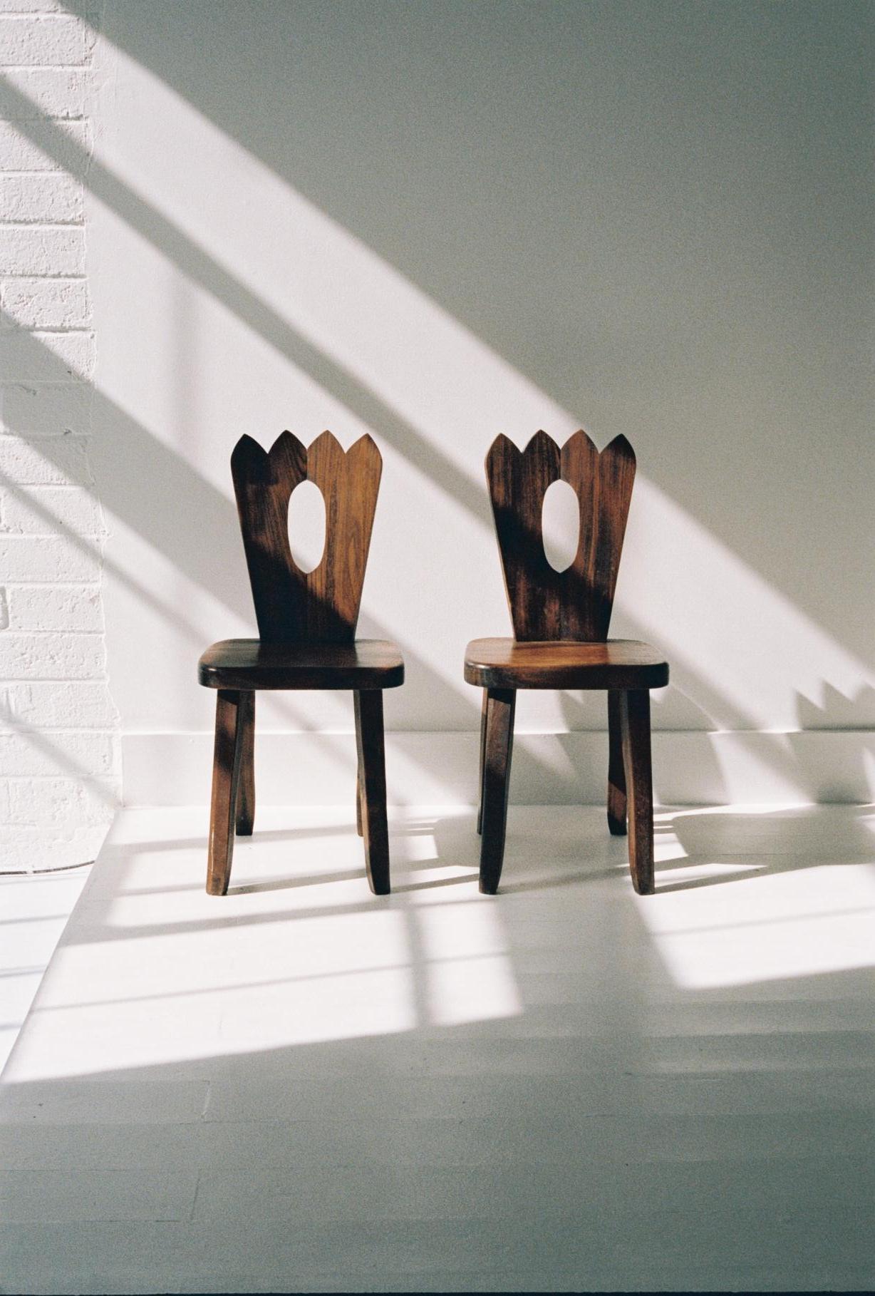 This chair was designed in the 1960s by Finnish designer Olavi Hänninen for the editor Mikko Nupponen. It features four legs, a square seat, and a hollowed-out back with four pointed ends, all crafted entirely from solid elm.

Please note that only