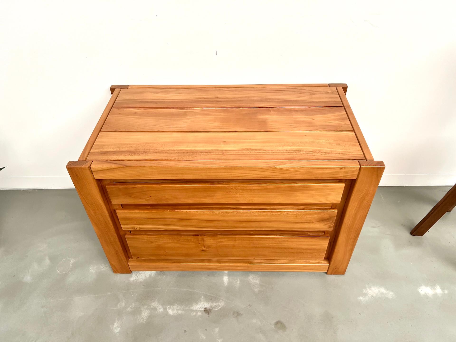 Solid elm chest of drawers by Maison Regain – circa 1970  Maison Lecan presents In Good Condition For Sale In LYON, FR