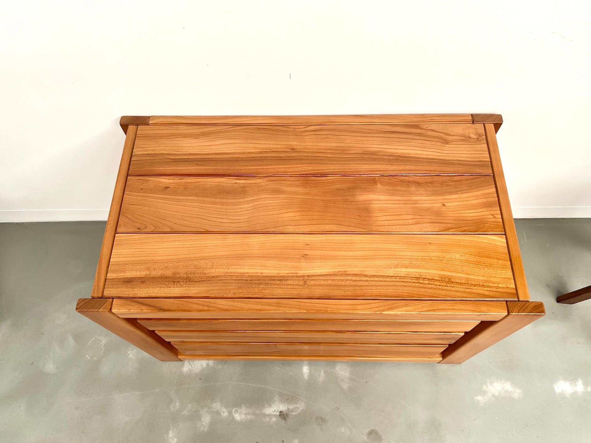 Late 20th Century Solid elm chest of drawers by Maison Regain – circa 1970  Maison Lecan presents For Sale
