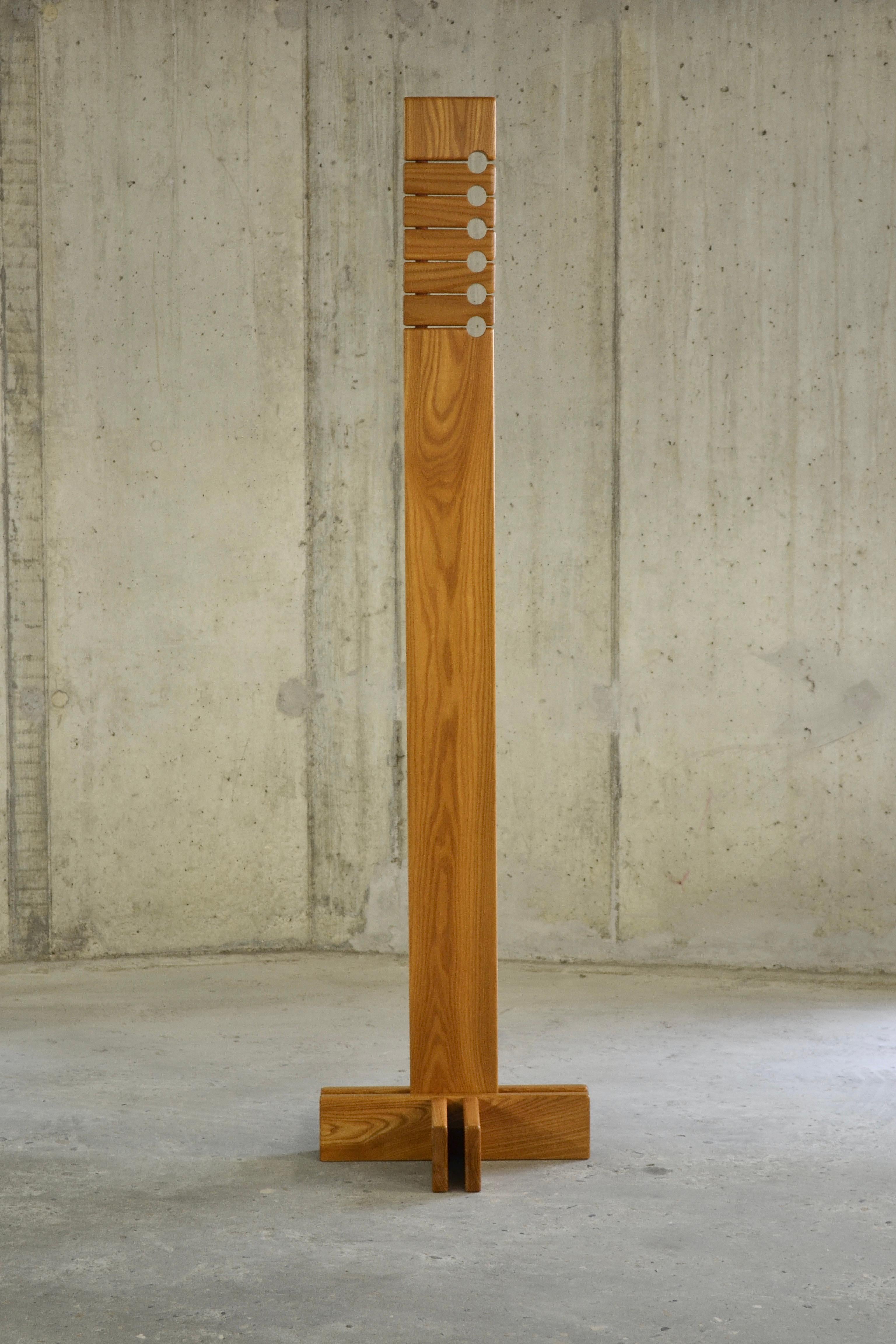 Ce rare et somptueux porte-manteau réalisé par la Maison Regain (signé sous le pied) dans les années 80 est entièrement en orme massif.

Brutaliste avec sa ligne ultra géométrique et ses proportions généreuses, elle révèle toute sa délicatesse