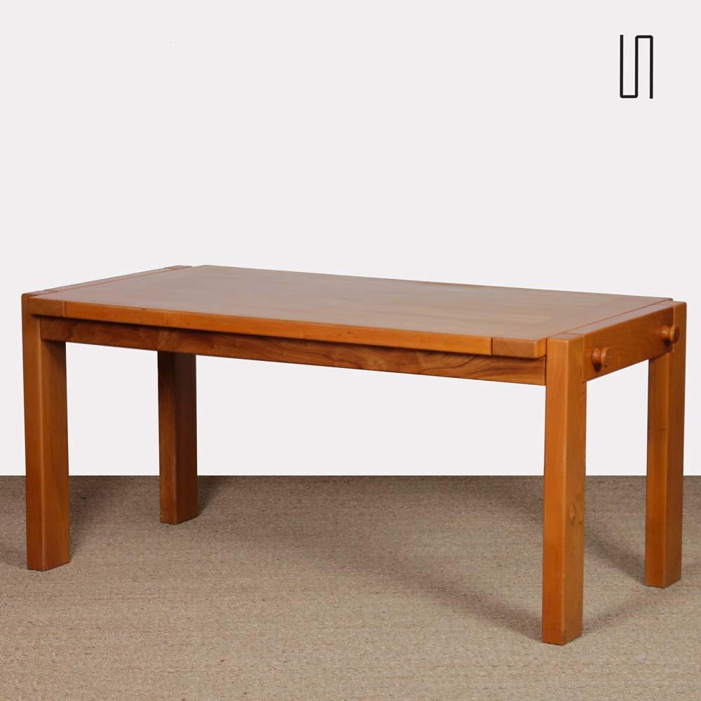 This solid elm dining table was produced by Maison Regain in the 1980s. It can be enlarged with two extensions. Each measures 38 cm. This piece is in good vintage condition.