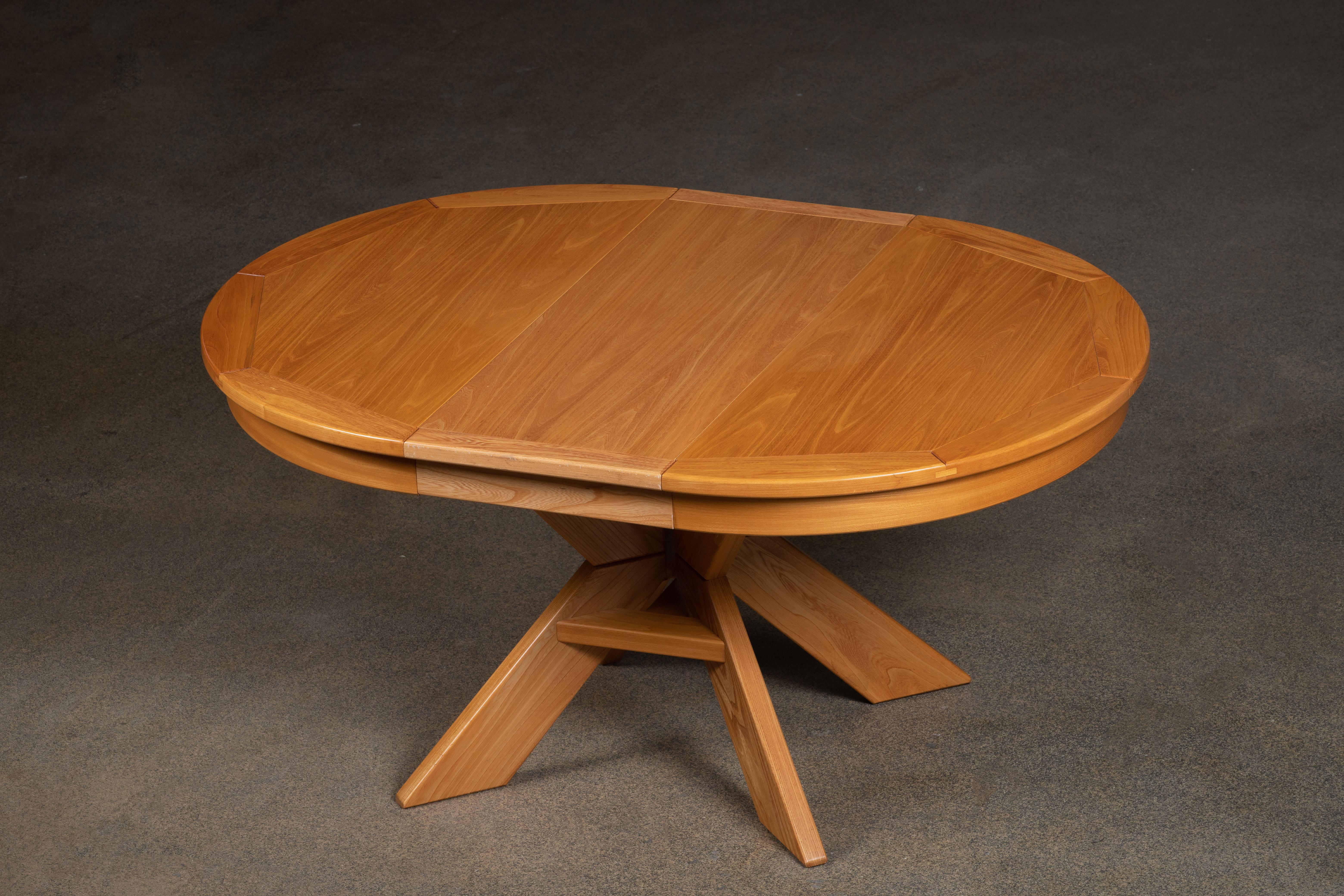 Table de salle à manger en orme massif, France, 1970 en vente 5