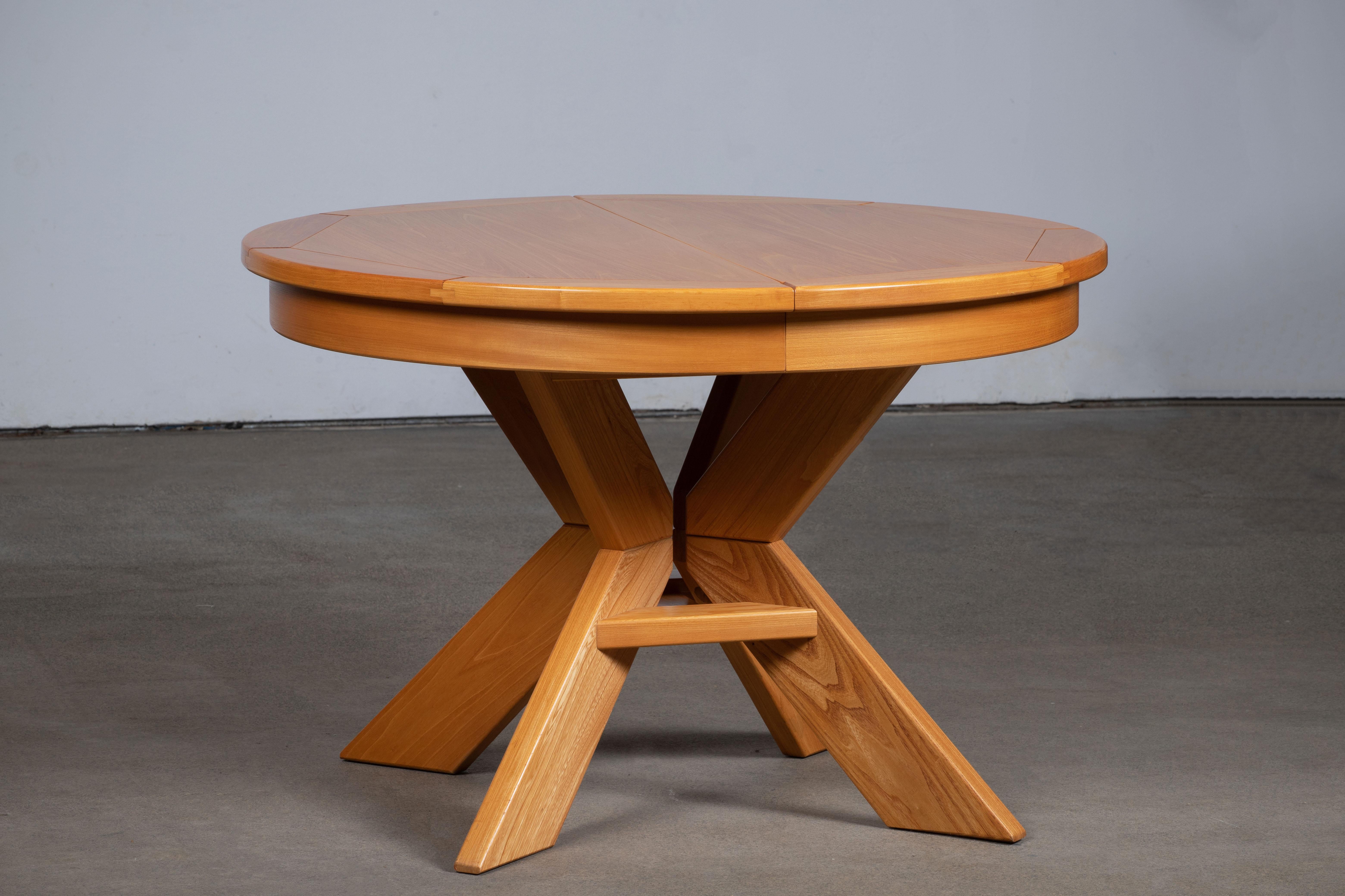 Gorgeous circular Elm dining in the manner of Pierre Chapo. 
The top features an impressive grain and nice wood-joints connexions. 
The table offers two extensions.
Dimensions closed 114 cm - to 163.5 cm and 213 cm.
Original condition with minimal