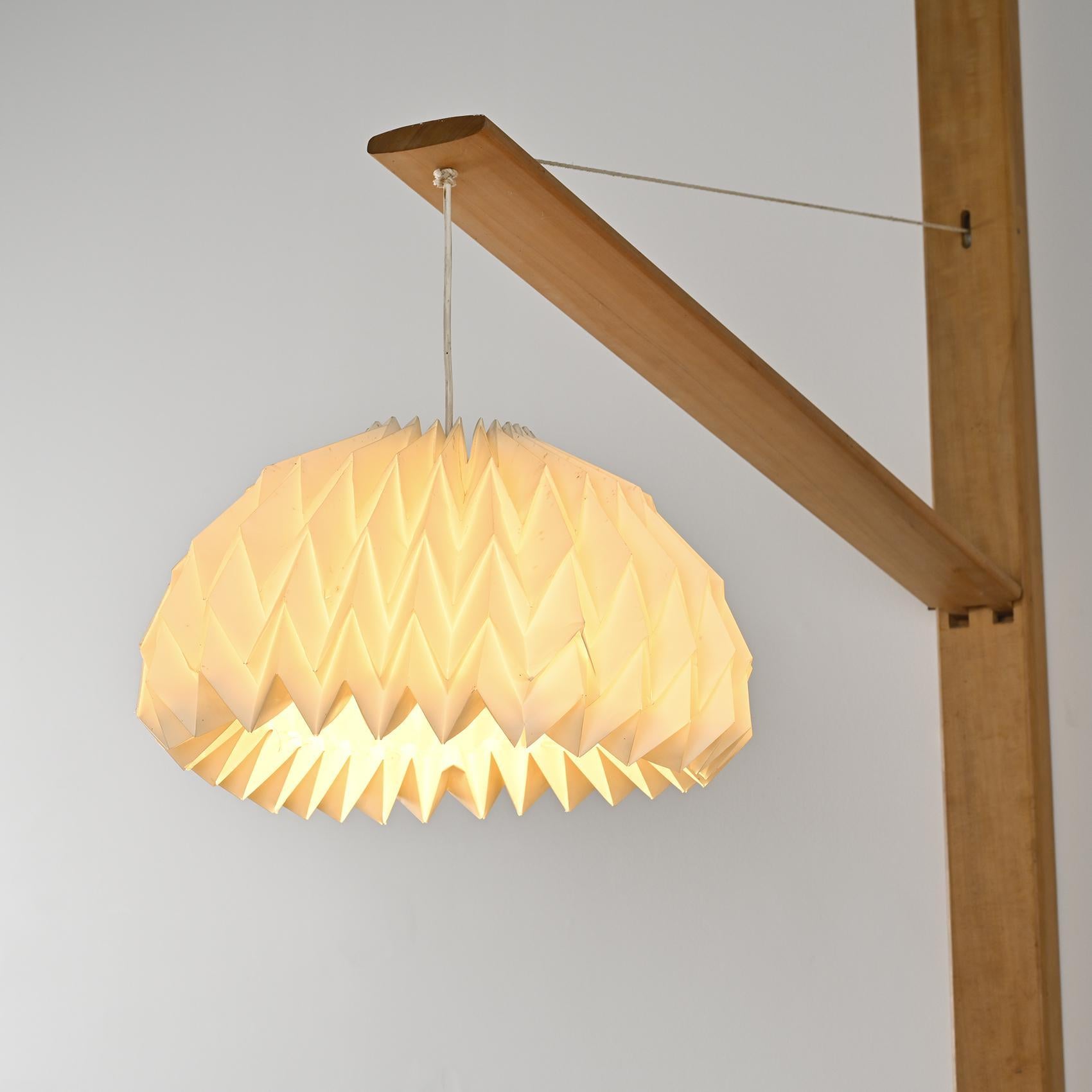 Lampadaire en orme massif avec abat-jour en papier plissé, France, vers 1970 en vente 3