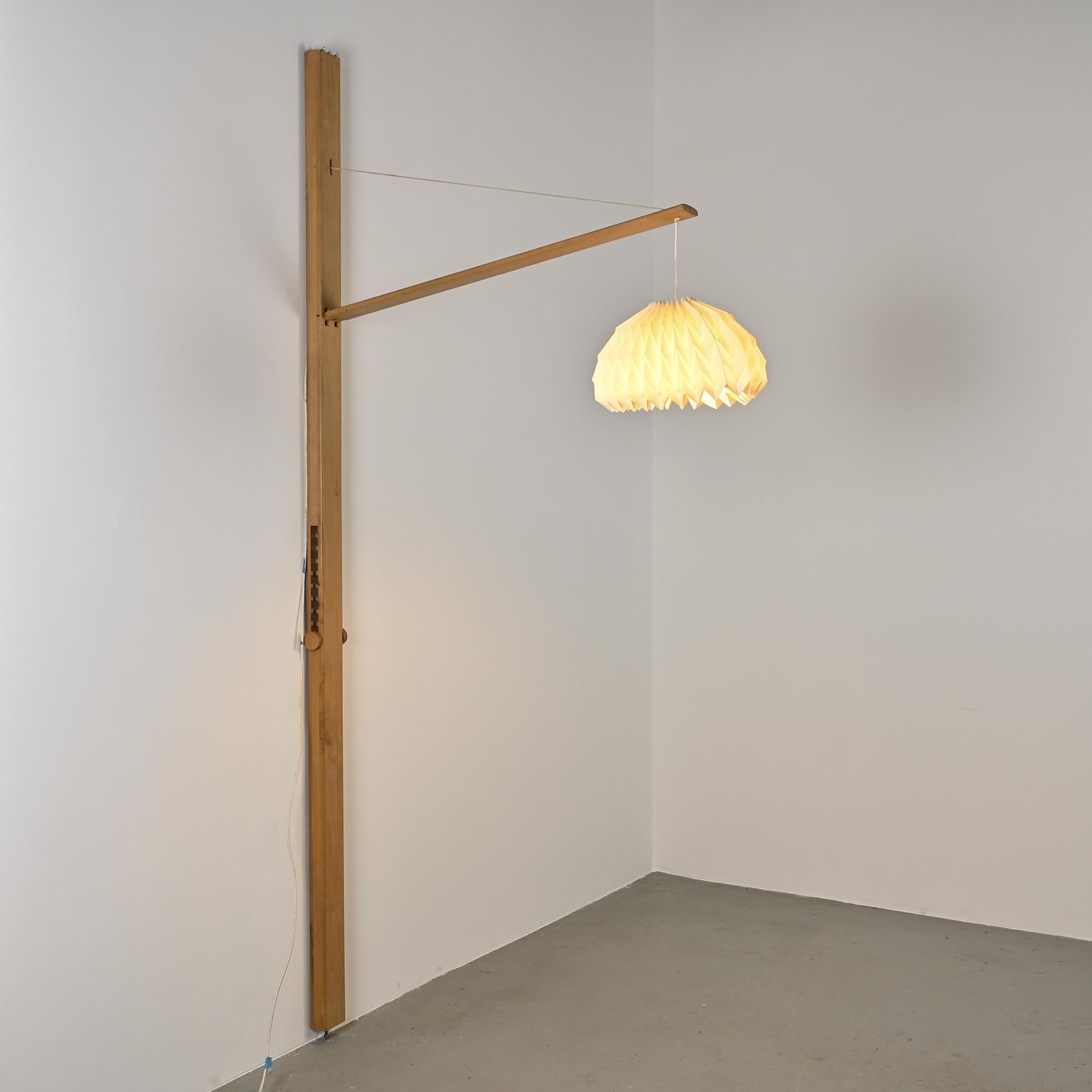 Lampadaire en orme massif avec abat-jour en papier plissé, France, vers 1970 en vente 4
