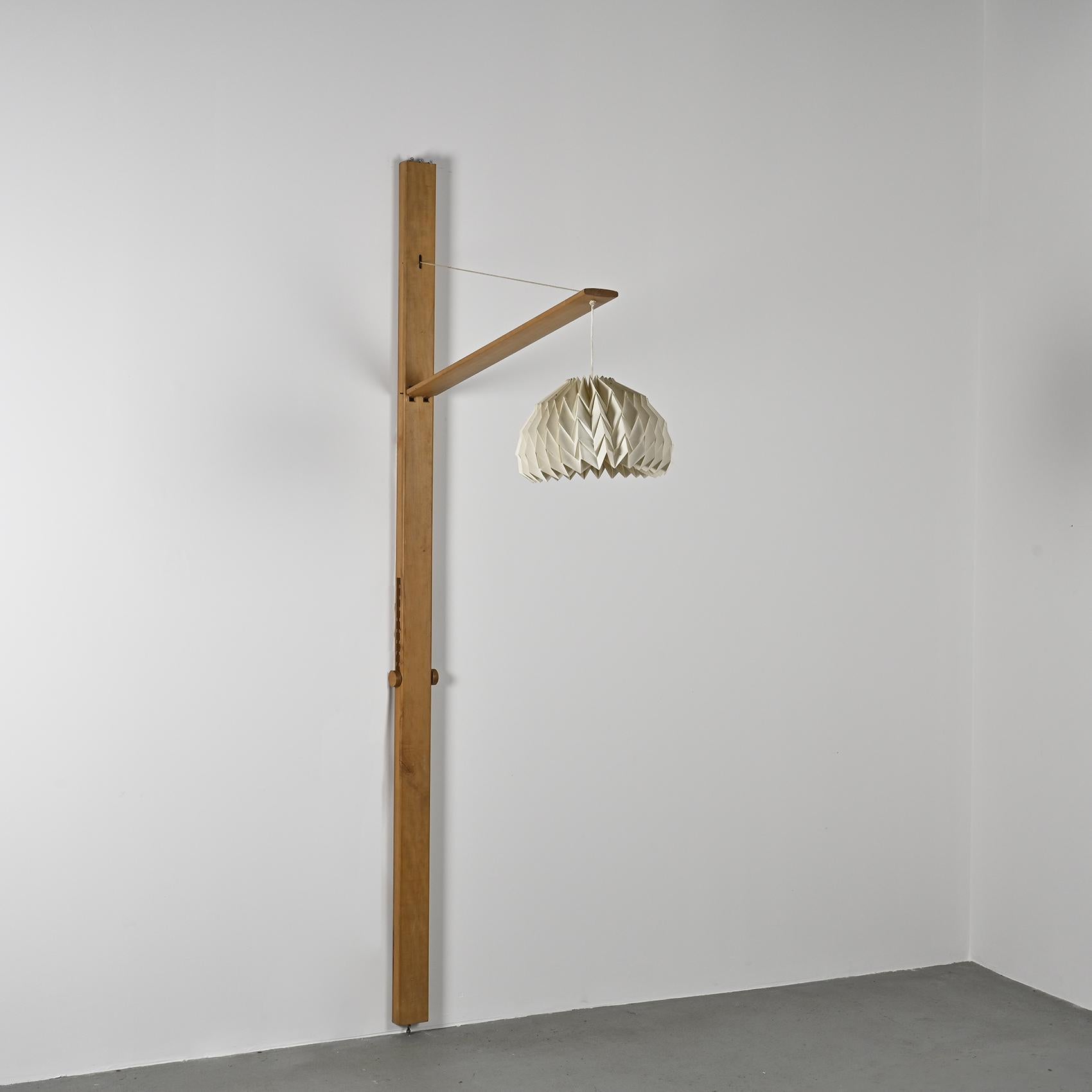 Lampadaire en orme massif avec abat-jour en papier plissé, France, vers 1970 en vente 7