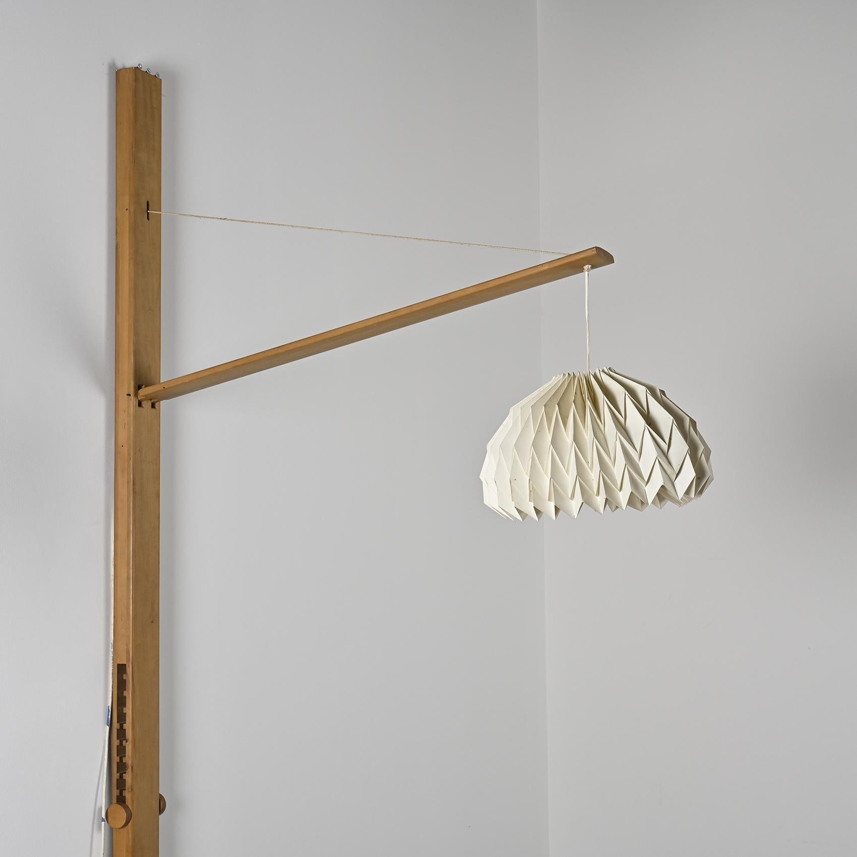 Ère spatiale Lampadaire en orme massif avec abat-jour en papier plissé, France, vers 1970 en vente