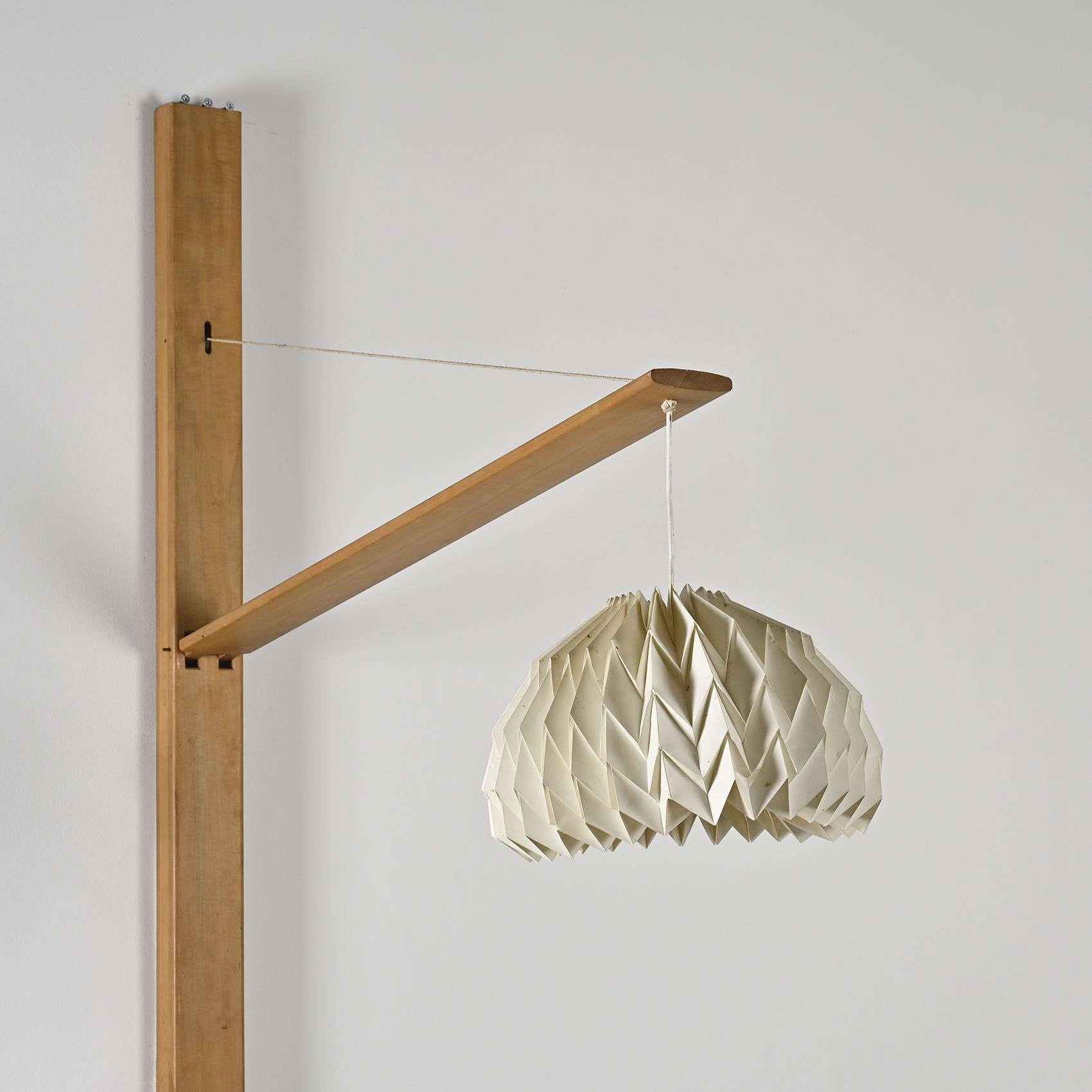 Lampadaire en orme massif avec abat-jour en papier plissé, France, vers 1970 État moyen - En vente à VILLEURBANNE, FR