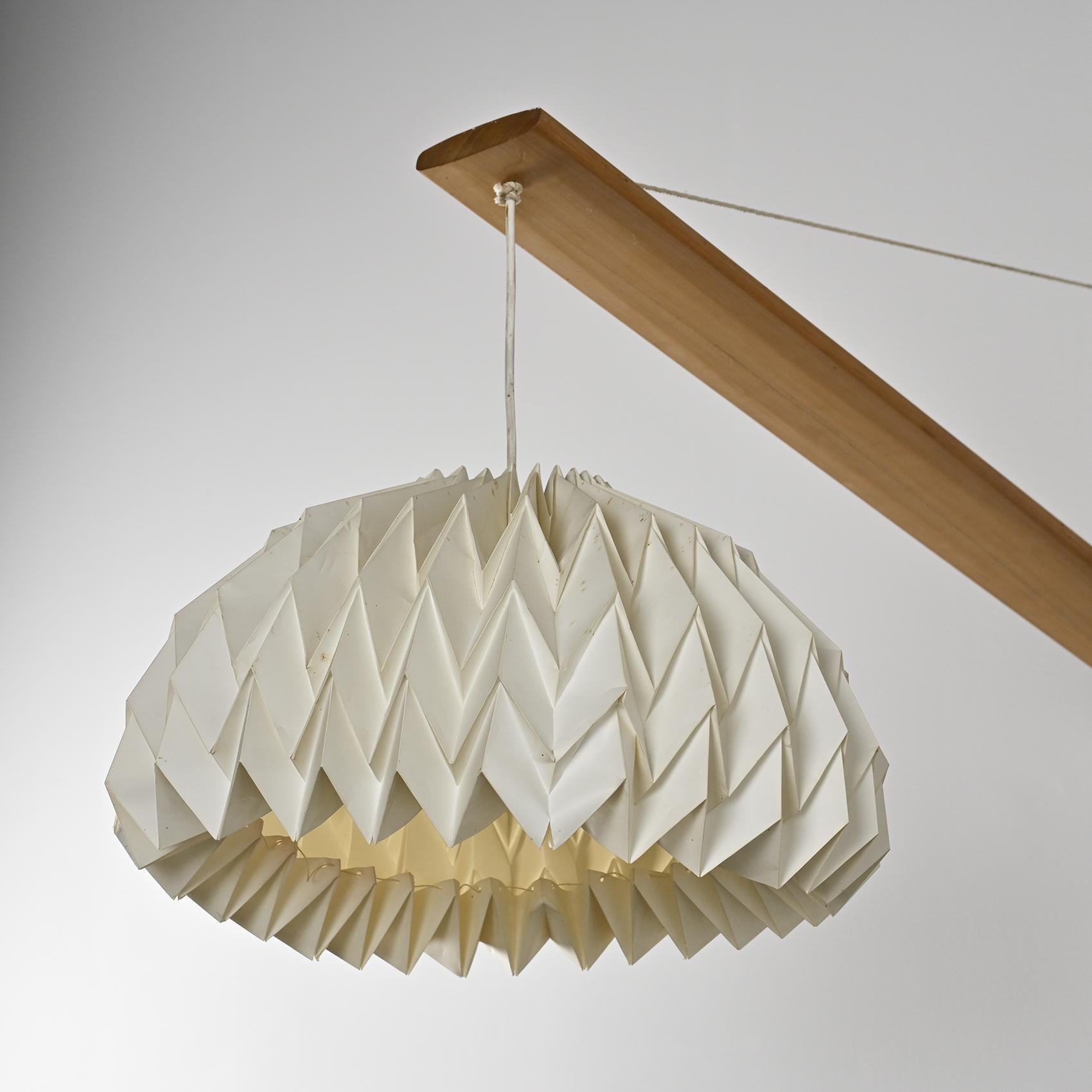 20ième siècle Lampadaire en orme massif avec abat-jour en papier plissé, France, vers 1970 en vente