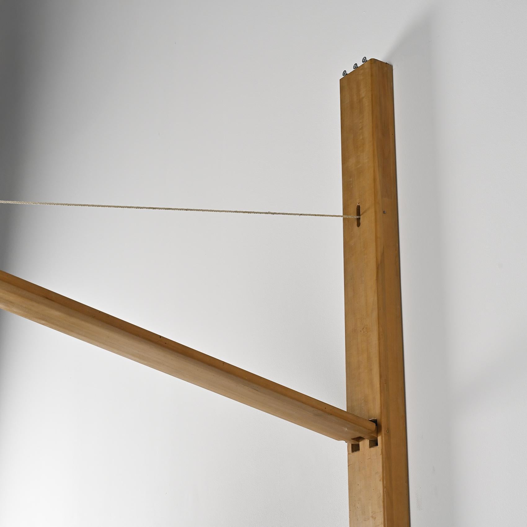 Lampadaire en orme massif avec abat-jour en papier plissé, France, vers 1970 en vente 1