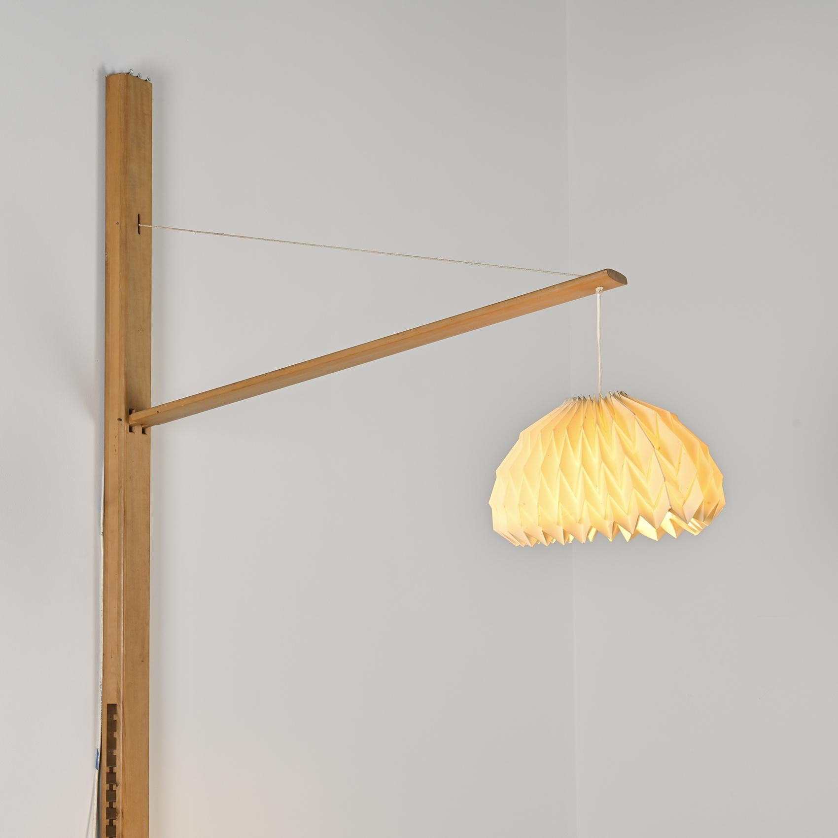 Lampadaire en orme massif avec abat-jour en papier plissé, France, vers 1970 en vente 2