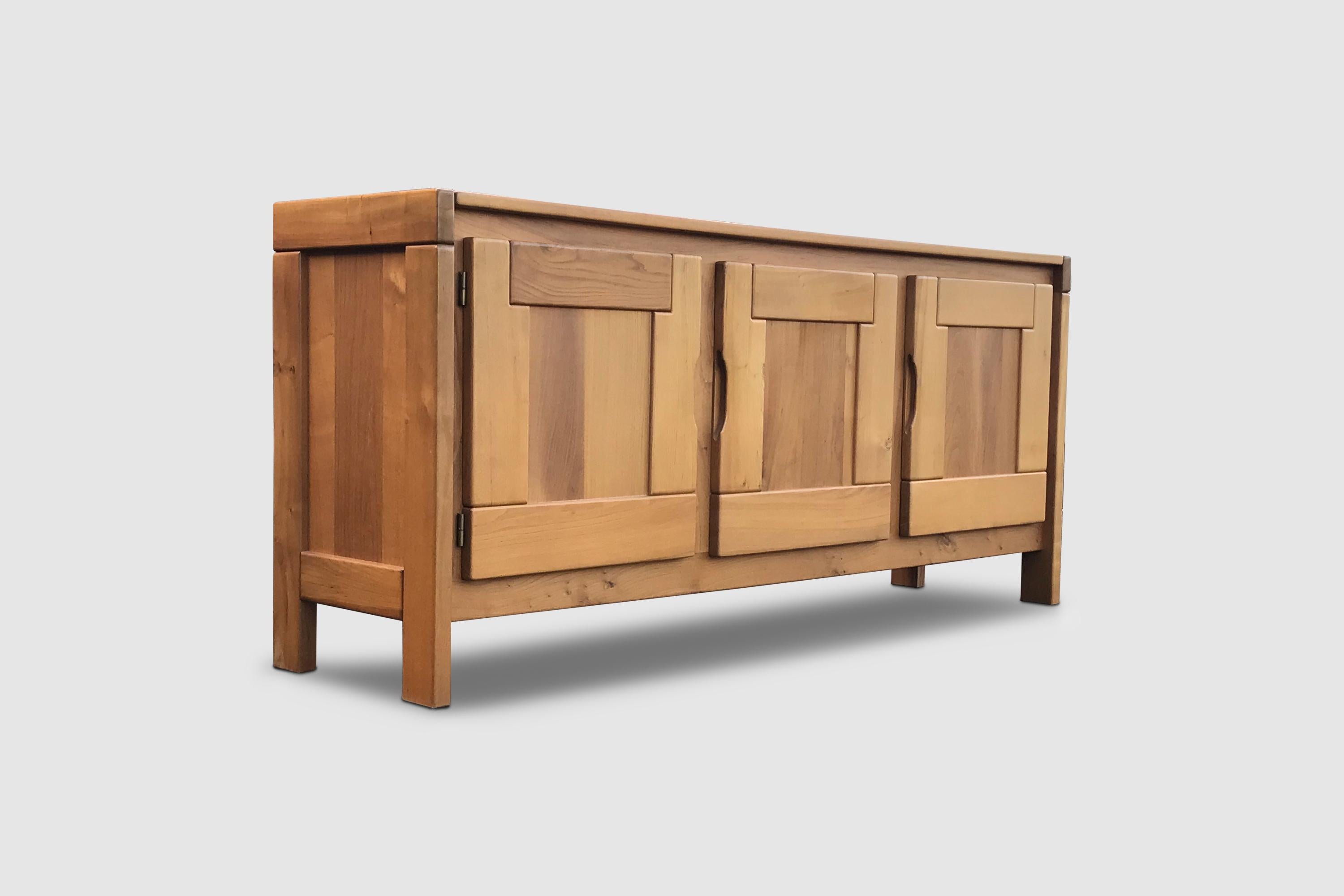This sideboard is yet another great example of French modernist design. The sideboard is built out of solid elm.

The sideboard features 3 hinged drawers, accessing 5 compartment and 1 compartment with 2 sliding drawers.

Notice the beautifully