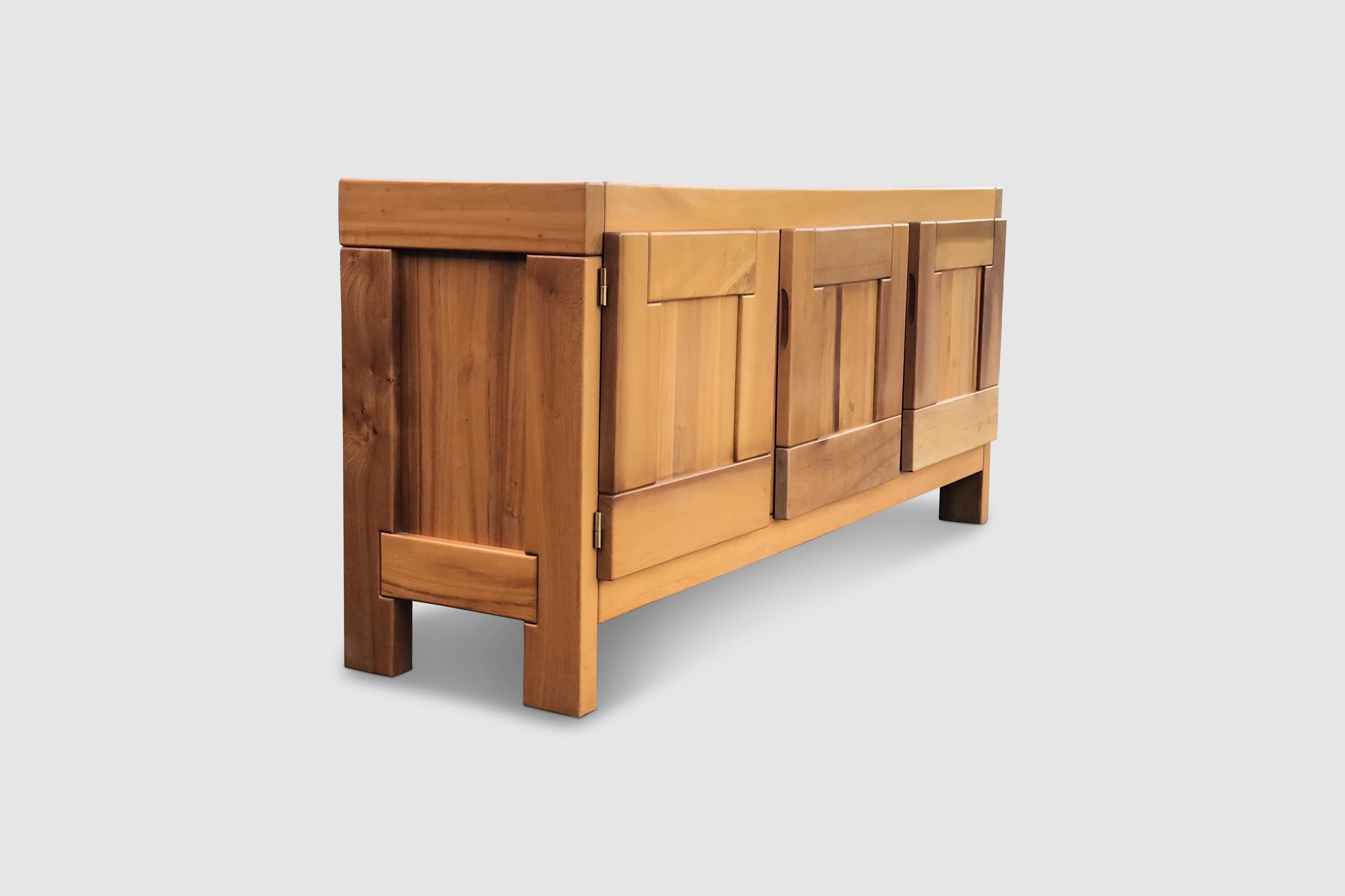 This sideboard is yet another great example of French modernist design. The sideboard is built out of solid elm.

The sideboard features 3 hinged drawers, accessing 5 compartment and 1 compartment with 2 sliding drawers.

Notice the beautifully