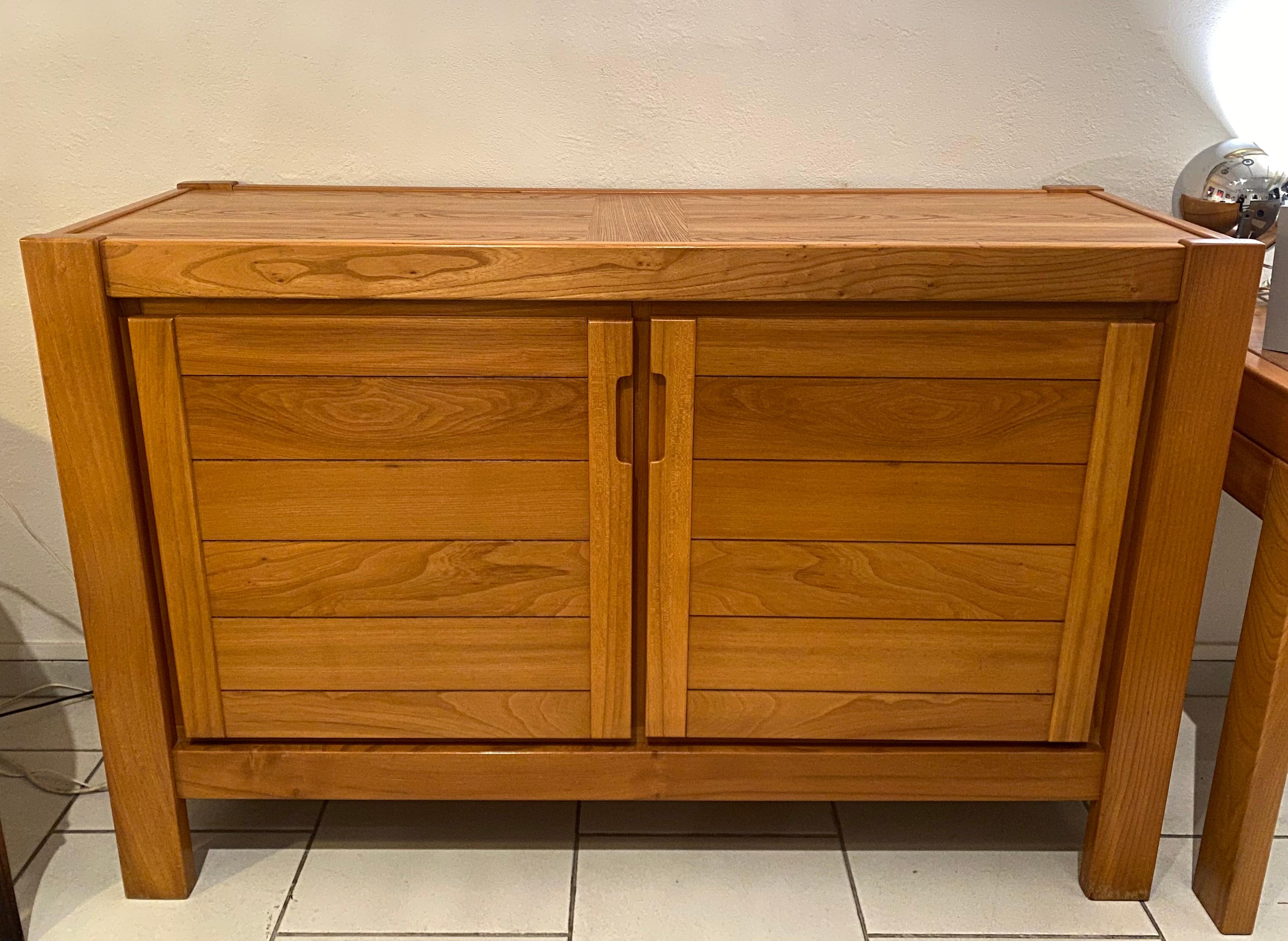 Solid elm sideboard - Maison Regain (Designer Pierre Chapo)
Solid elm sideboard
2 doors / 4 interior shelves with 1 small drawer
Year 1971
Dimensions:
W 145 x h 95 x d 51
In perfect condition.