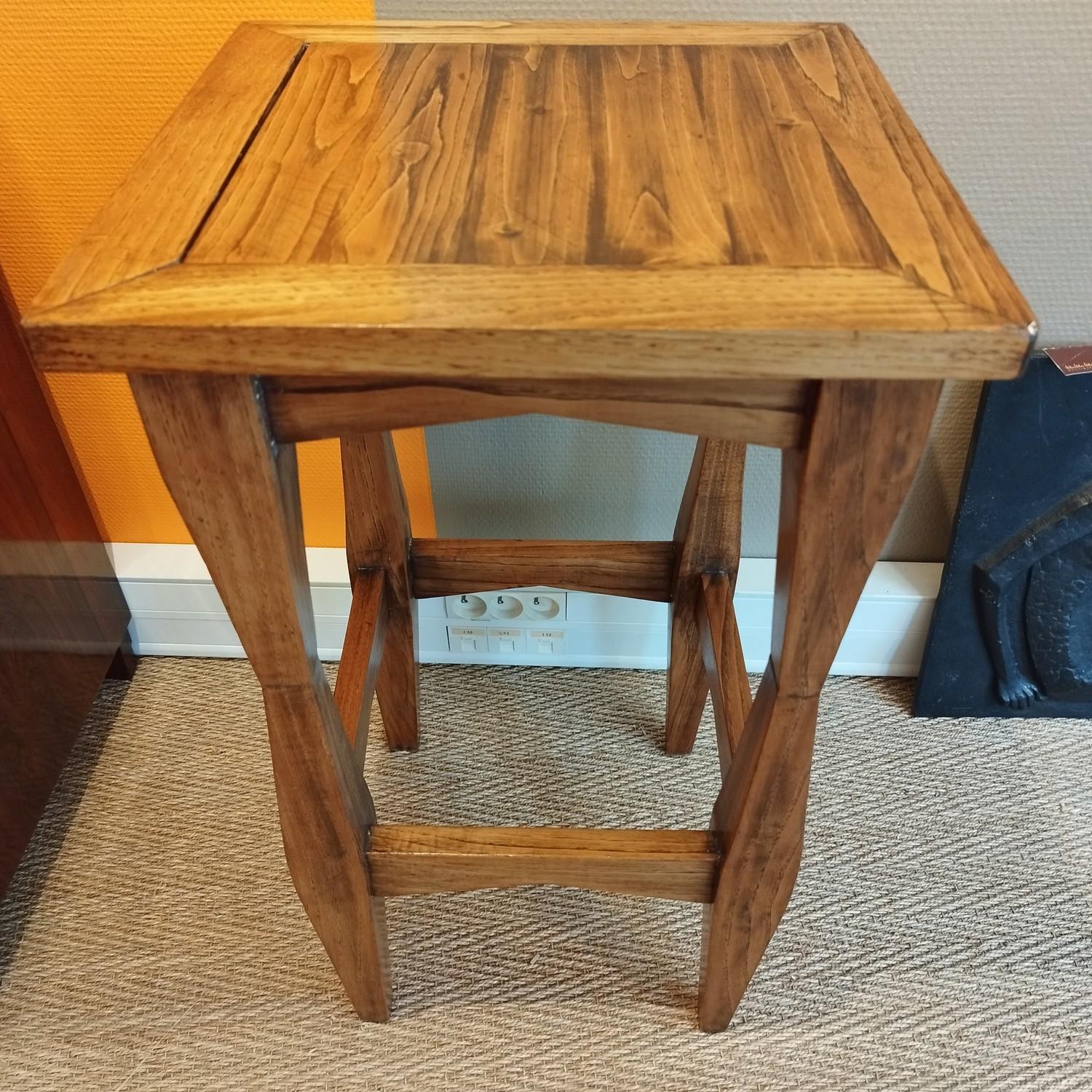 Solid elm side table/stand with double tappered legs. Nice color and patina.
Do not hesitate to ask me for a shipping quote.