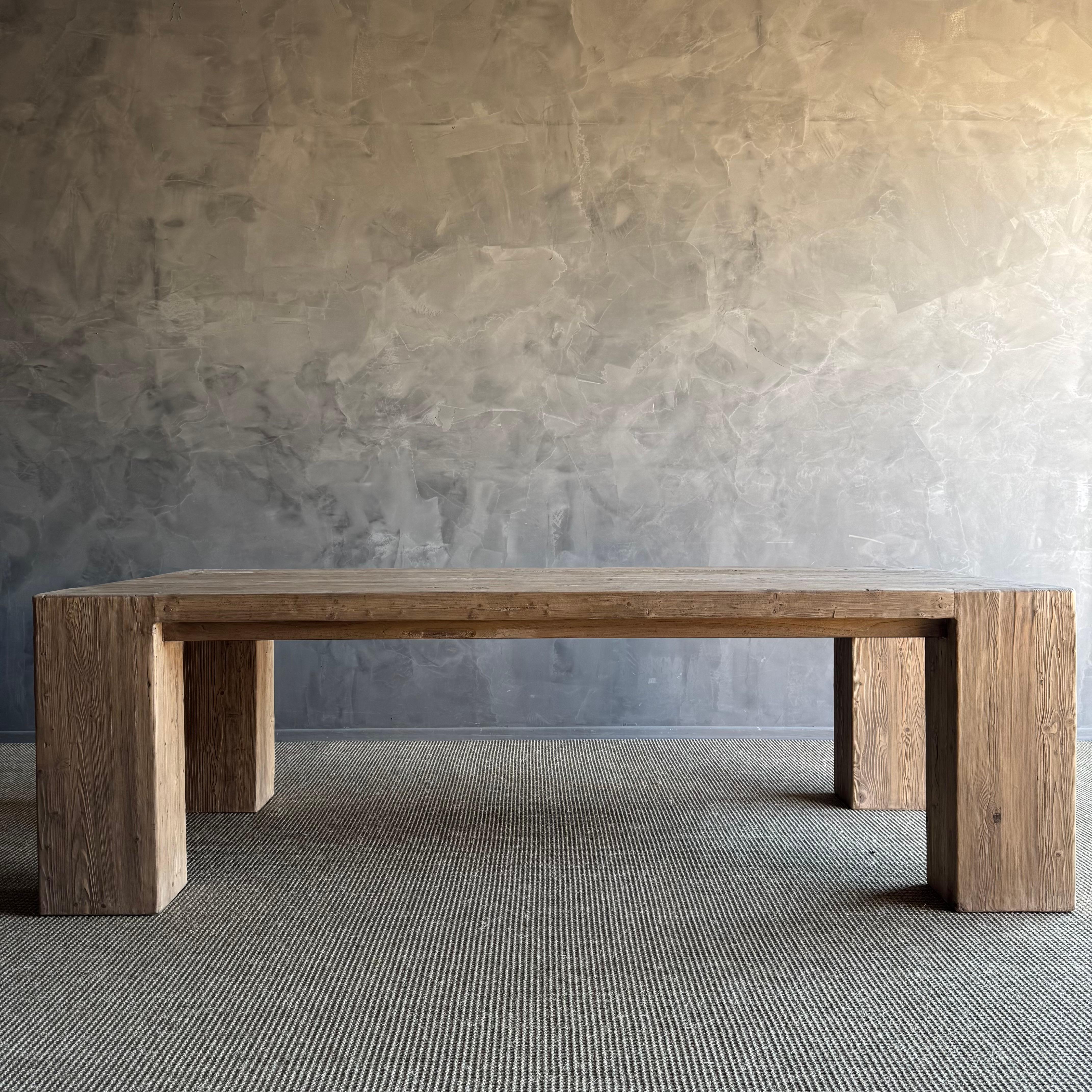 Beam XL DINING TABLE
Einzigartig & auf Lager und sofort lieferbar
Wir stellen Ihnen unseren exquisiten Esstisch im Balkenstil vor, der mit Sorgfalt aus aufgearbeitetem Ulmenholz in einer atemberaubenden natürlichen Oberfläche gefertigt wurde. Dieser