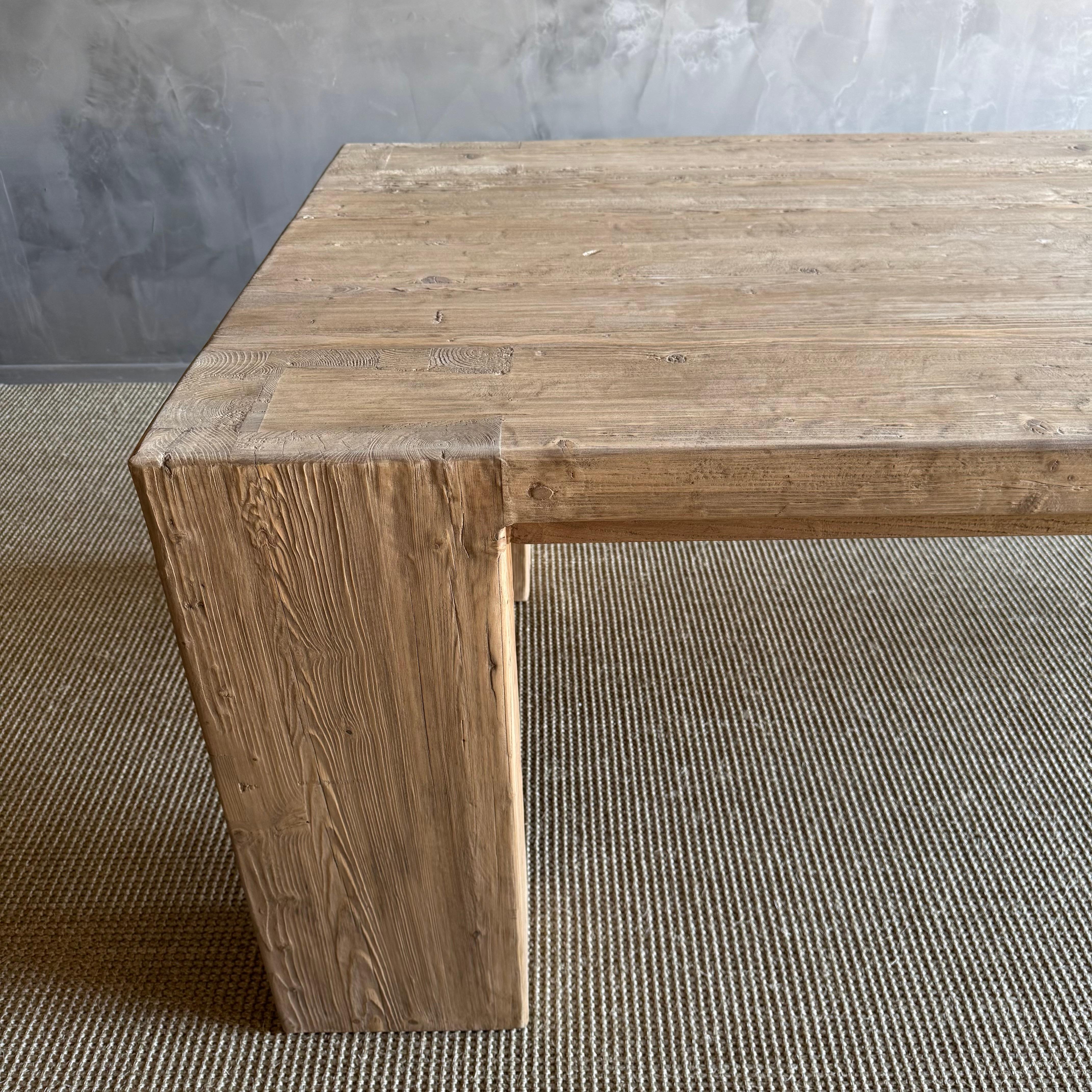 Massive Ulme Wood Balken Stil Esstisch Crafted von rustikalen abgeholzt Ulme Holz (Organische Moderne)