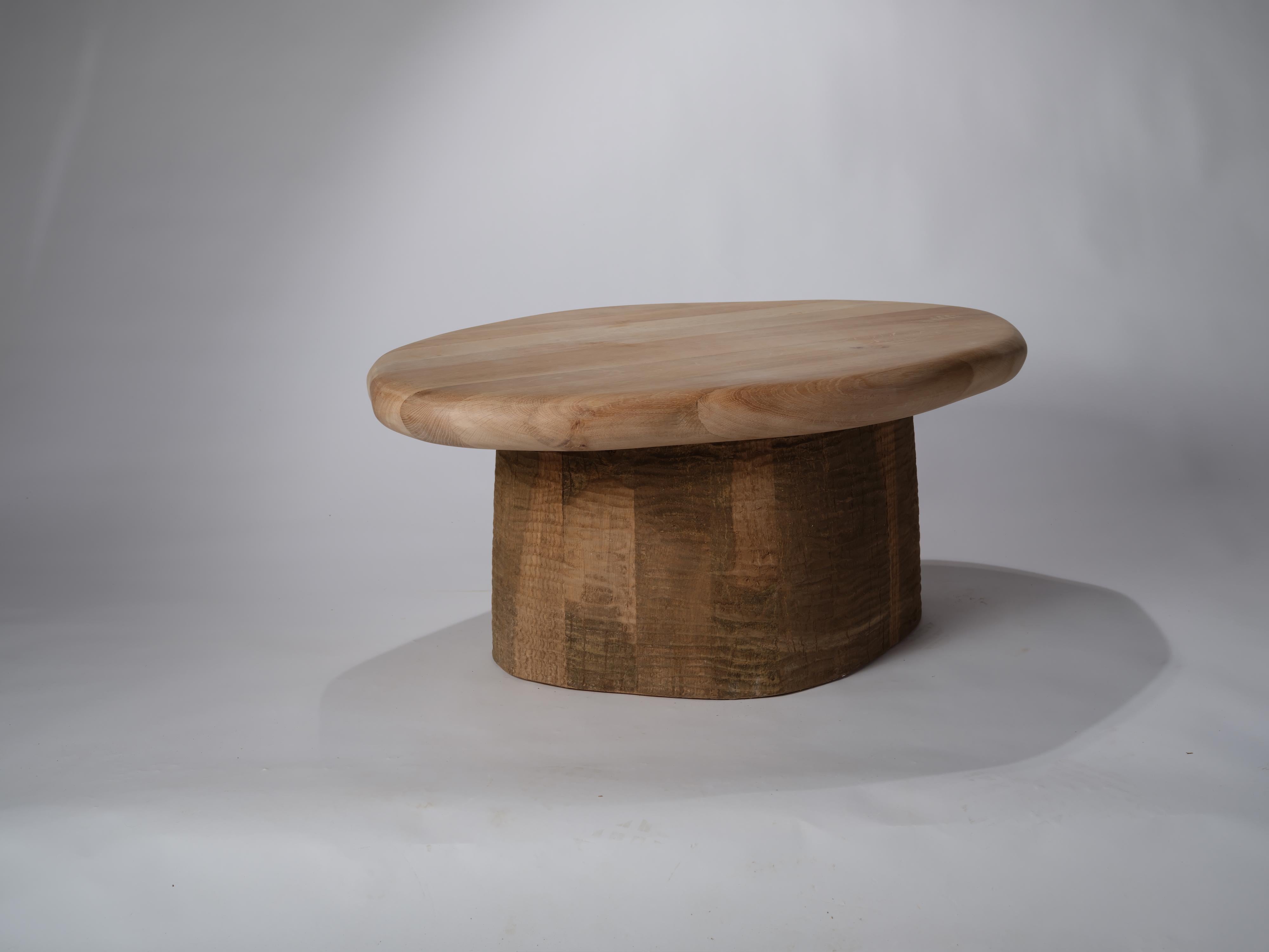 Esta mesa de centro de roble inglés macizo está fabricada con tiras de roble de primera calidad de una sola procedencia, lo que pone de relieve cómo cambian las vetas y los colores a lo largo de una pequeña sección del árbol. La base se fabrica en