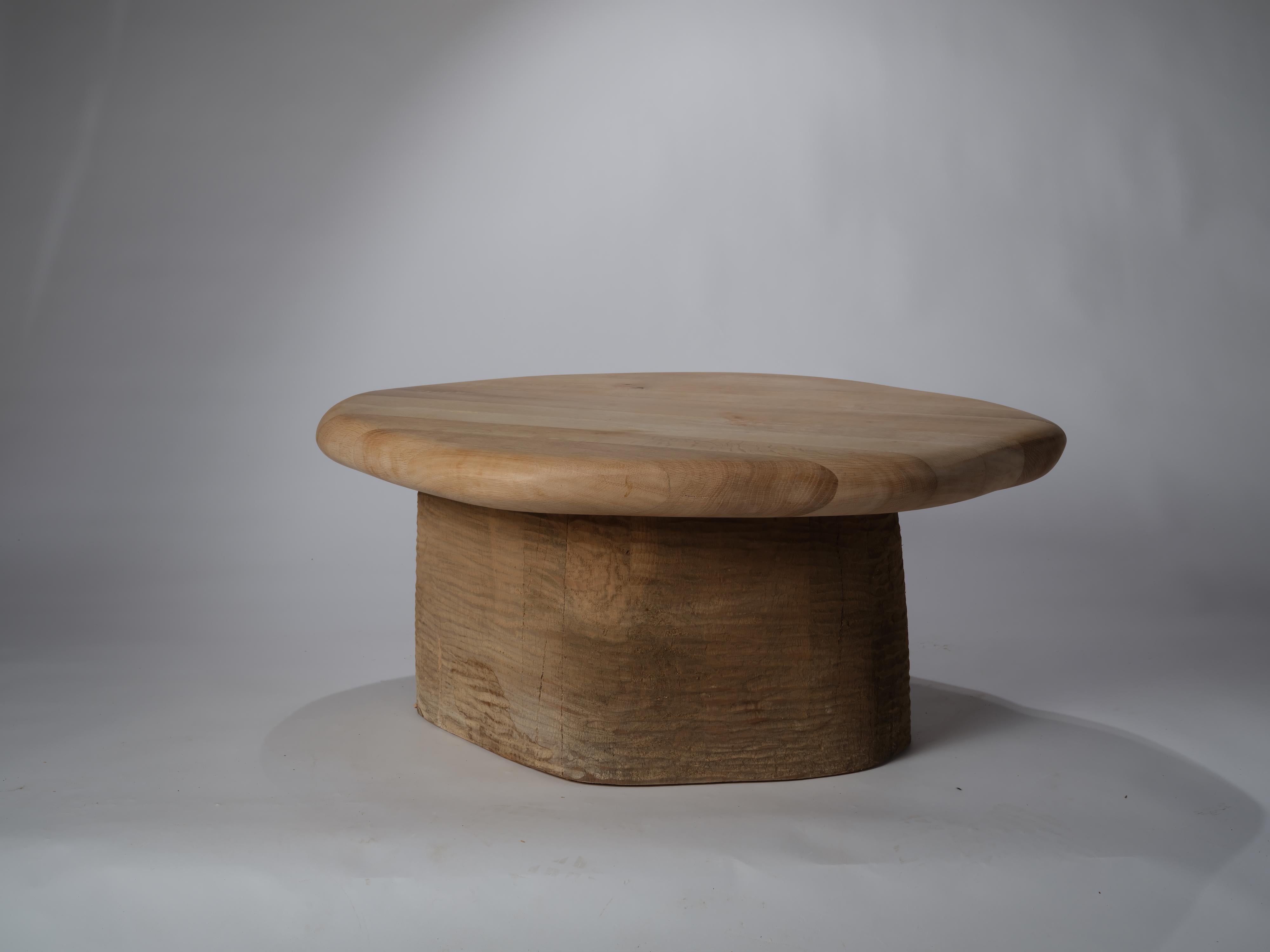 Mesa baja de roble inglés macizo, pata tallada a mano y tablero de forma orgánica. En stock Moderno orgánico en venta