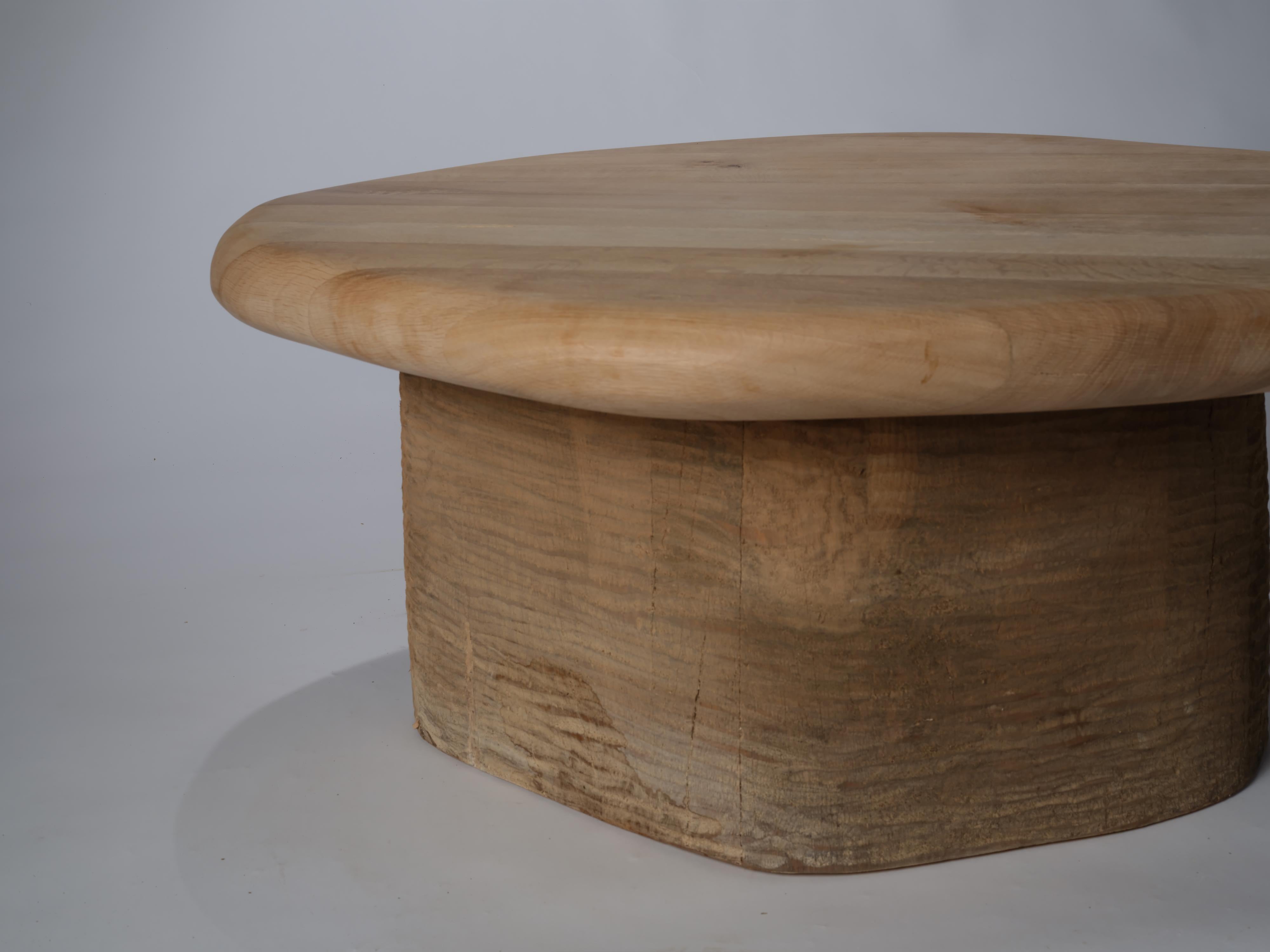 Mesa baja de roble inglés macizo, pata tallada a mano y tablero de forma orgánica. En stock Británico en venta