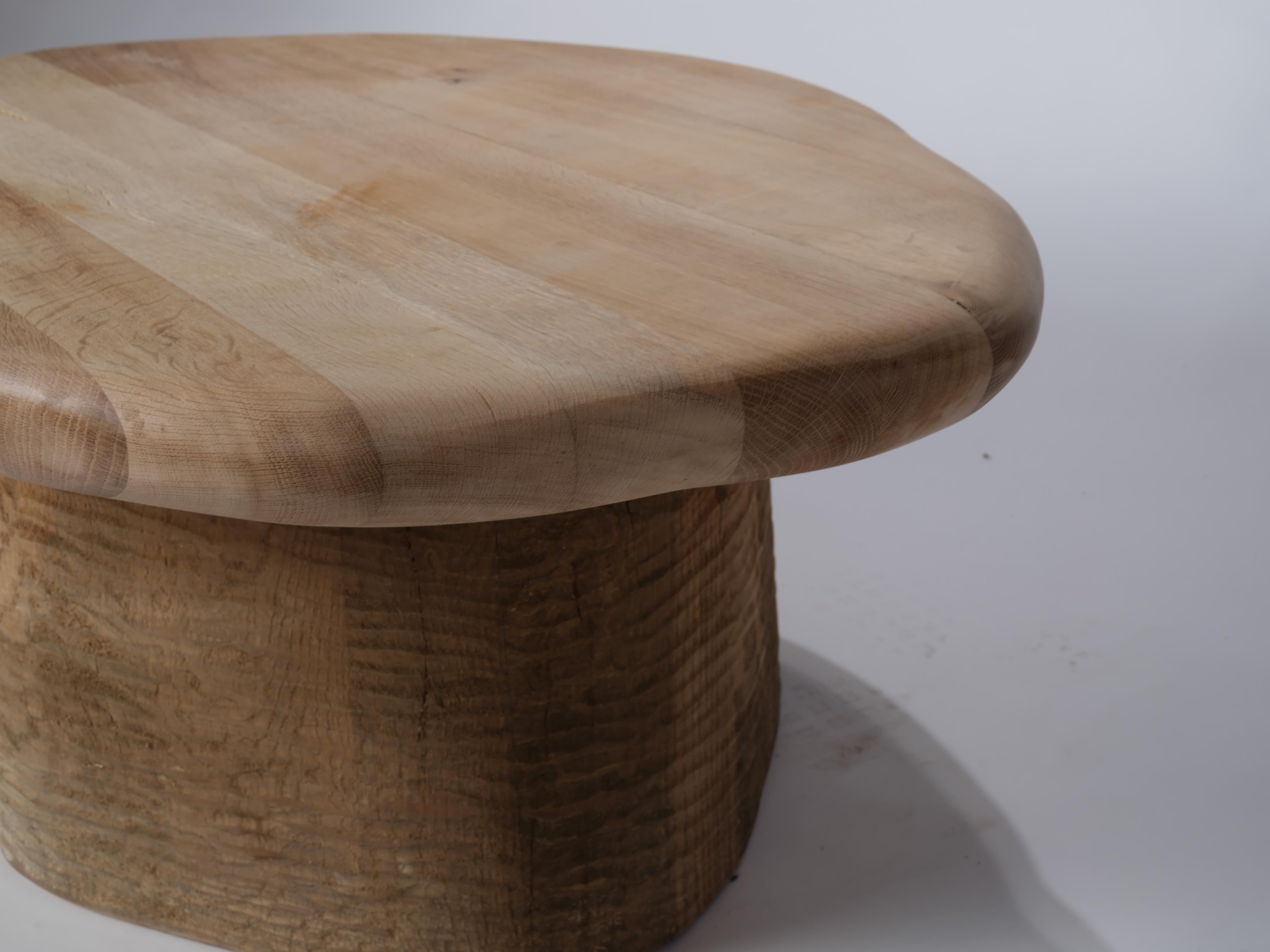 Mesa baja de roble inglés macizo, pata tallada a mano y tablero de forma orgánica. En stock Carpintería en venta