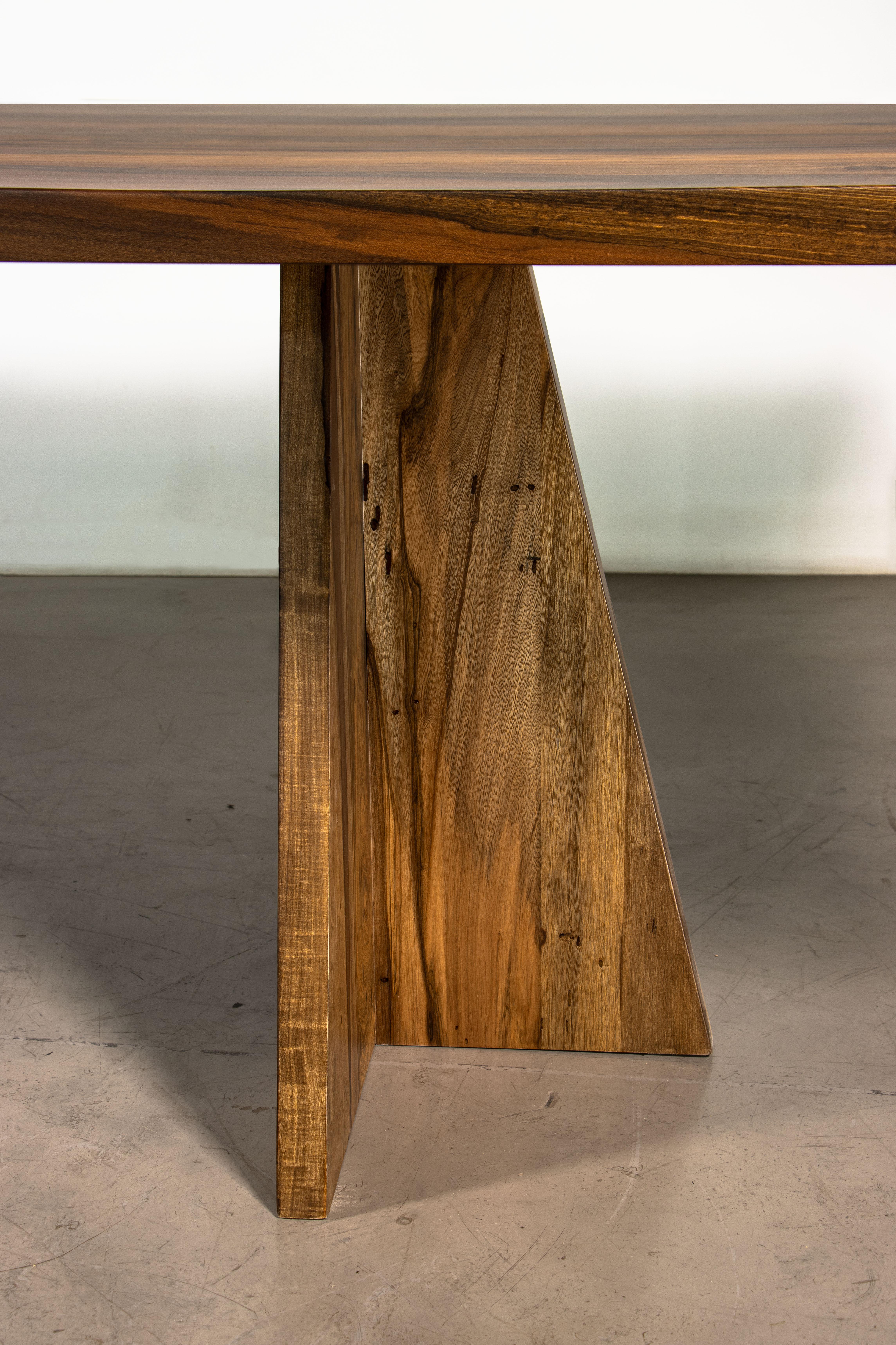 Table moderne à deux piédestaux en bois exotique massif de Costantini, Luca en vente 2