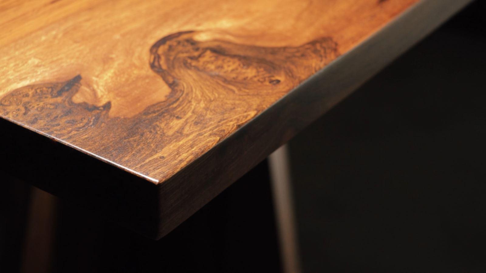 Table moderne à deux piédestaux en bois exotique massif de Costantini, Luca en vente 3