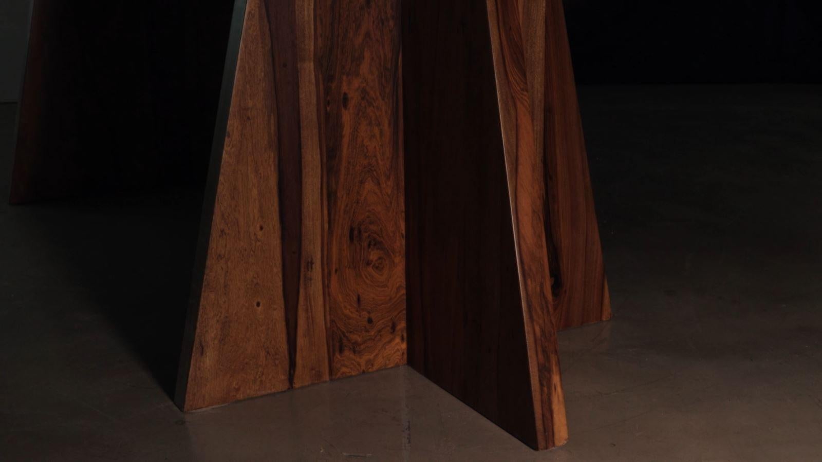Table moderne à deux piédestaux en bois exotique massif de Costantini, Luca en vente 4