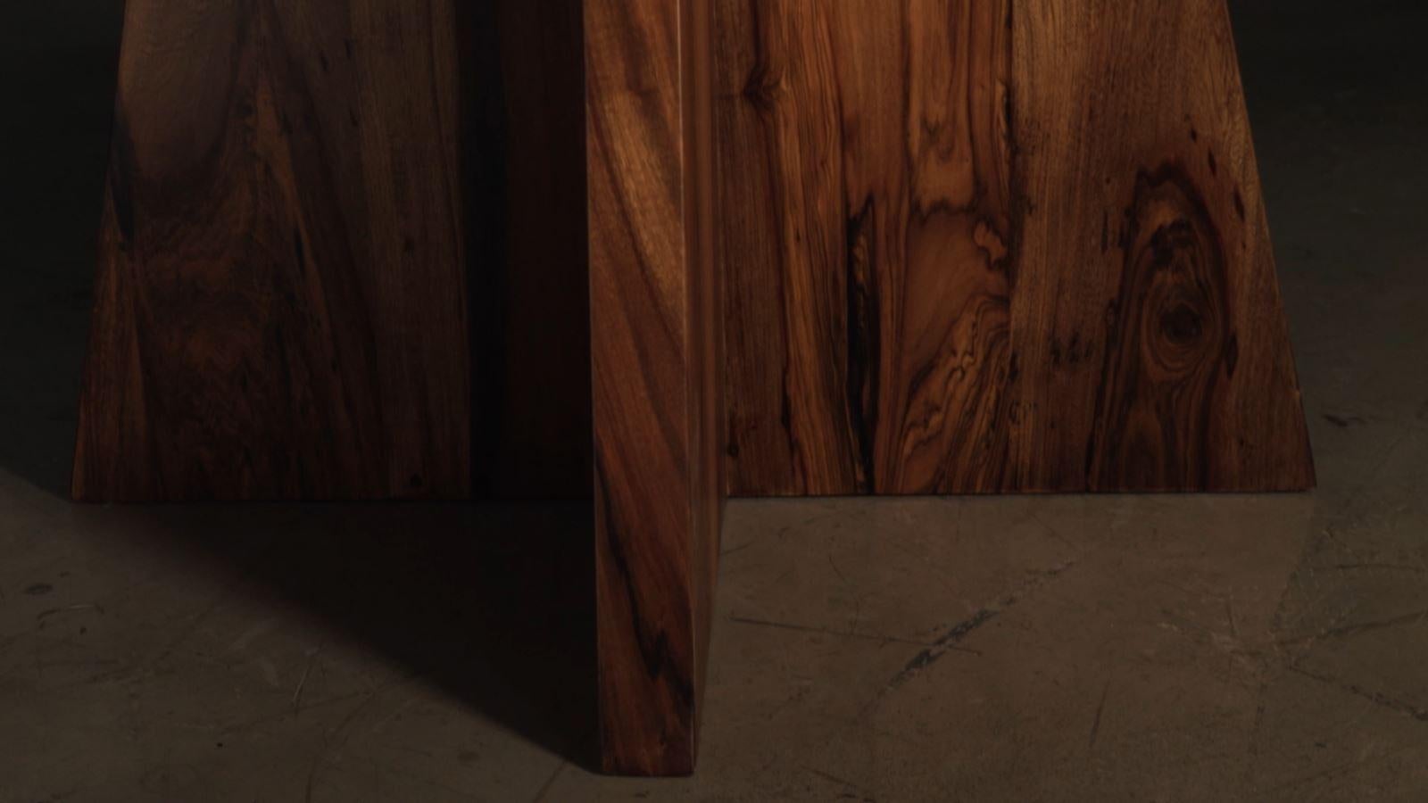 Table moderne à deux piédestaux en bois exotique massif de Costantini, Luca en vente 5