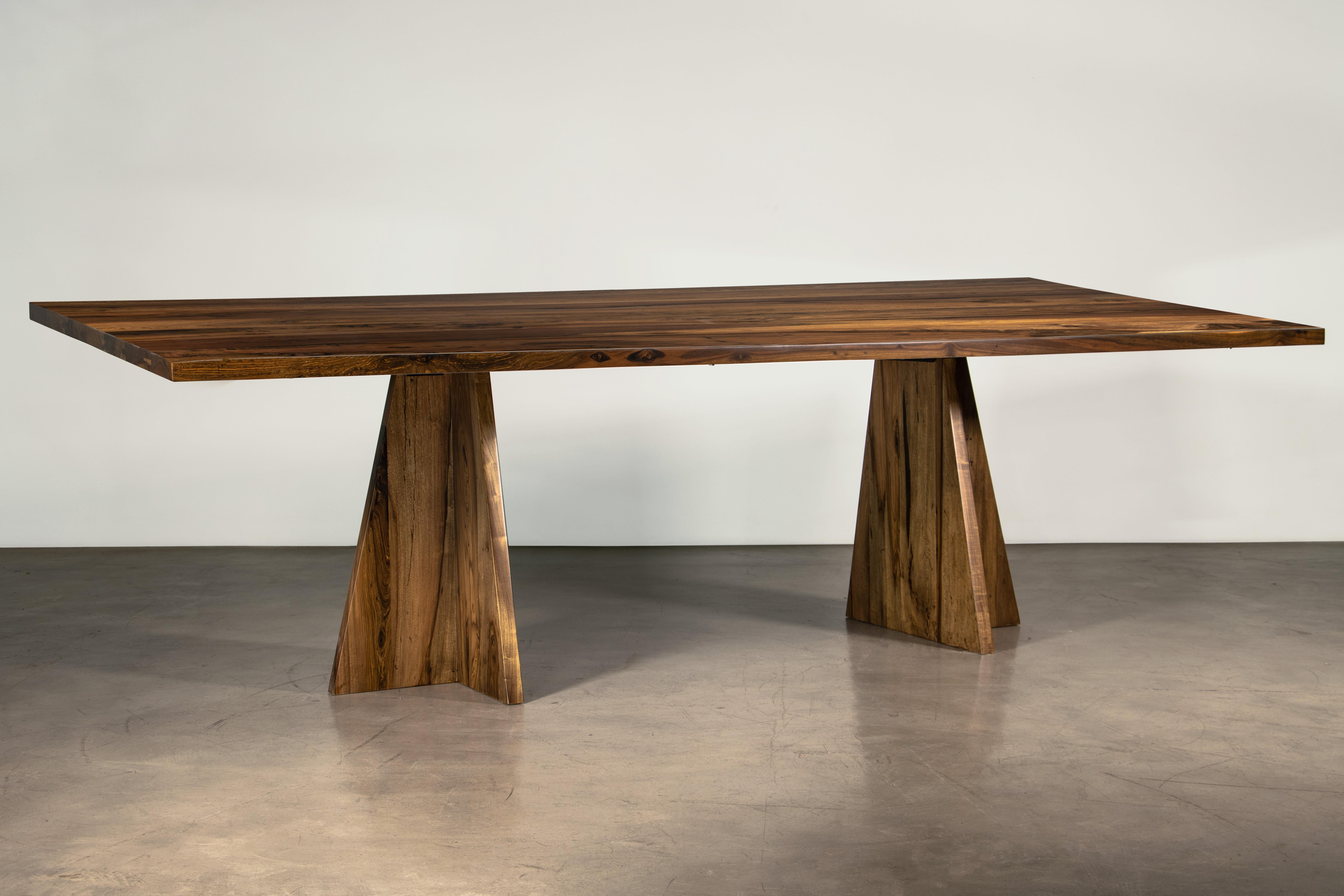 Organique Table moderne à deux piédestaux en bois exotique massif de Costantini, Luca en vente