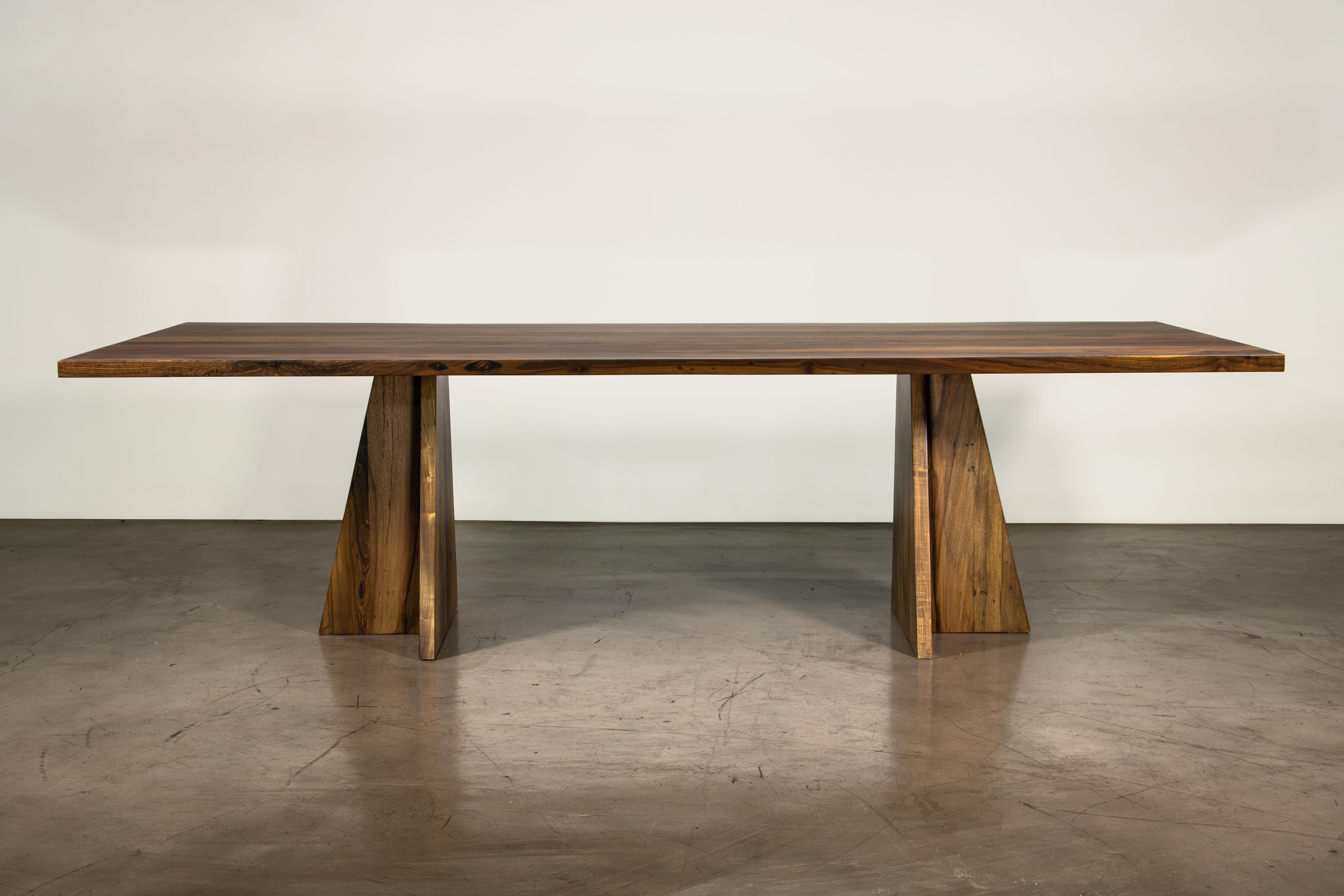 Argentin Table moderne à deux piédestaux en bois exotique massif de Costantini, Luca en vente
